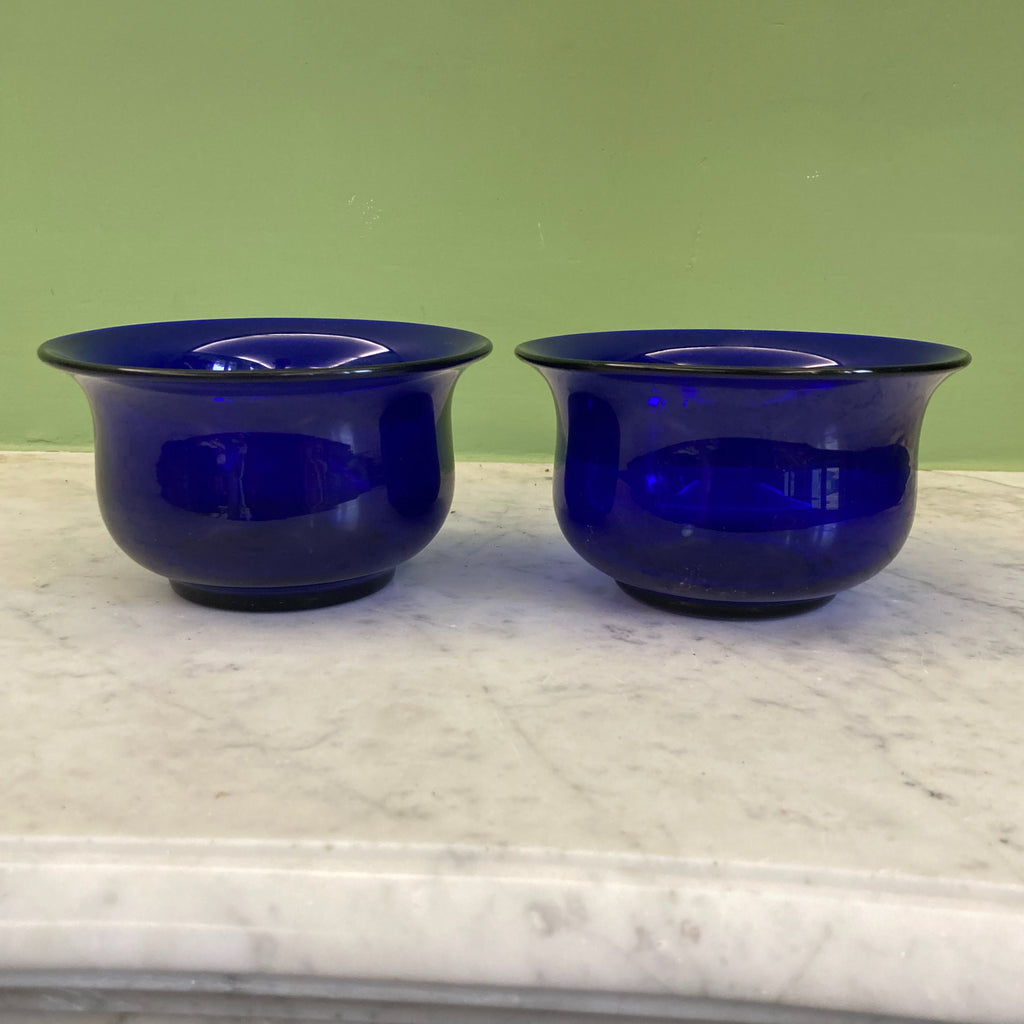 Paire de bols rince-doigts en cristal bleu cobalt de Baccarat