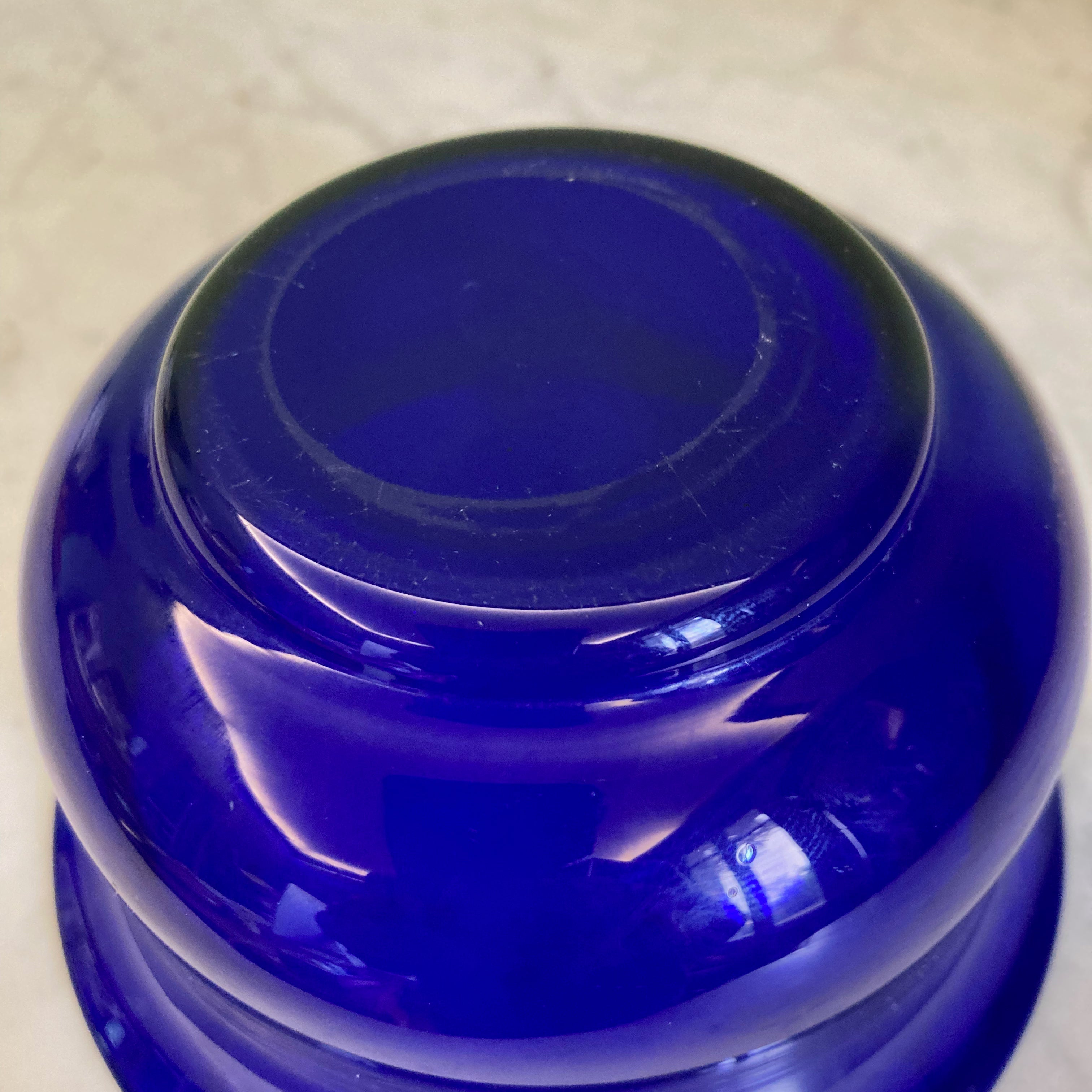 Paire de bols rince-doigts en cristal bleu cobalt de Baccarat