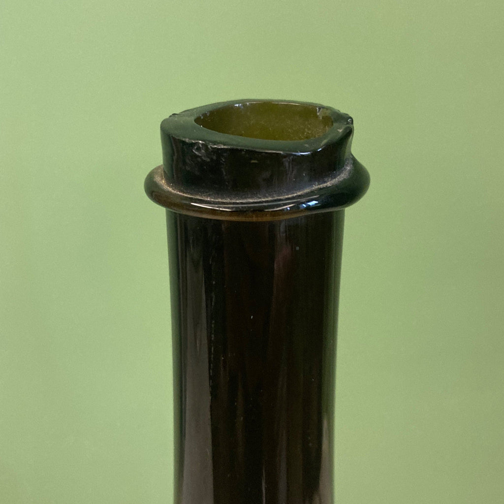 Bouteille ancienne en verre soufflé du 18ème siècle.