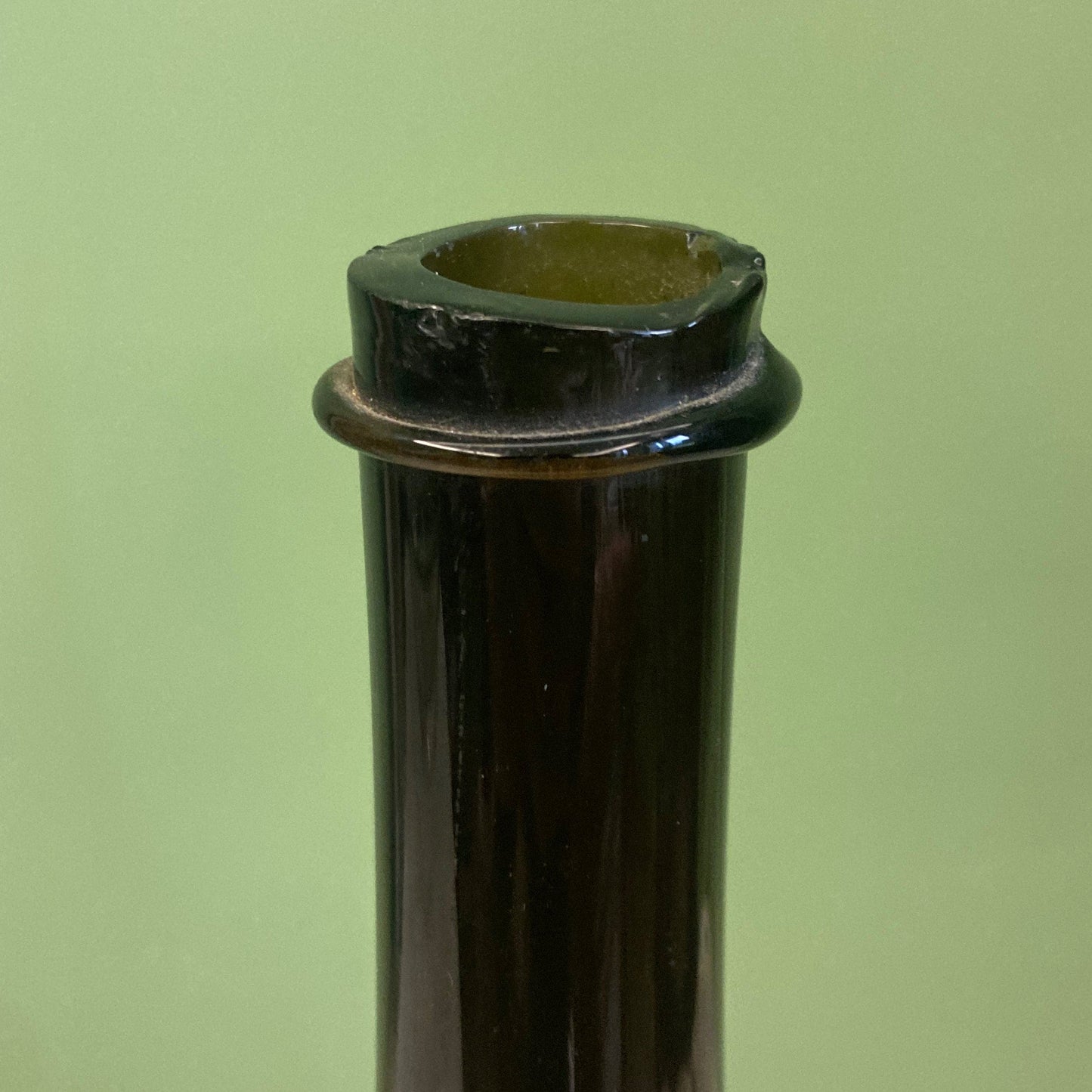 Bouteille ancienne en verre soufflé du 18ème siècle.