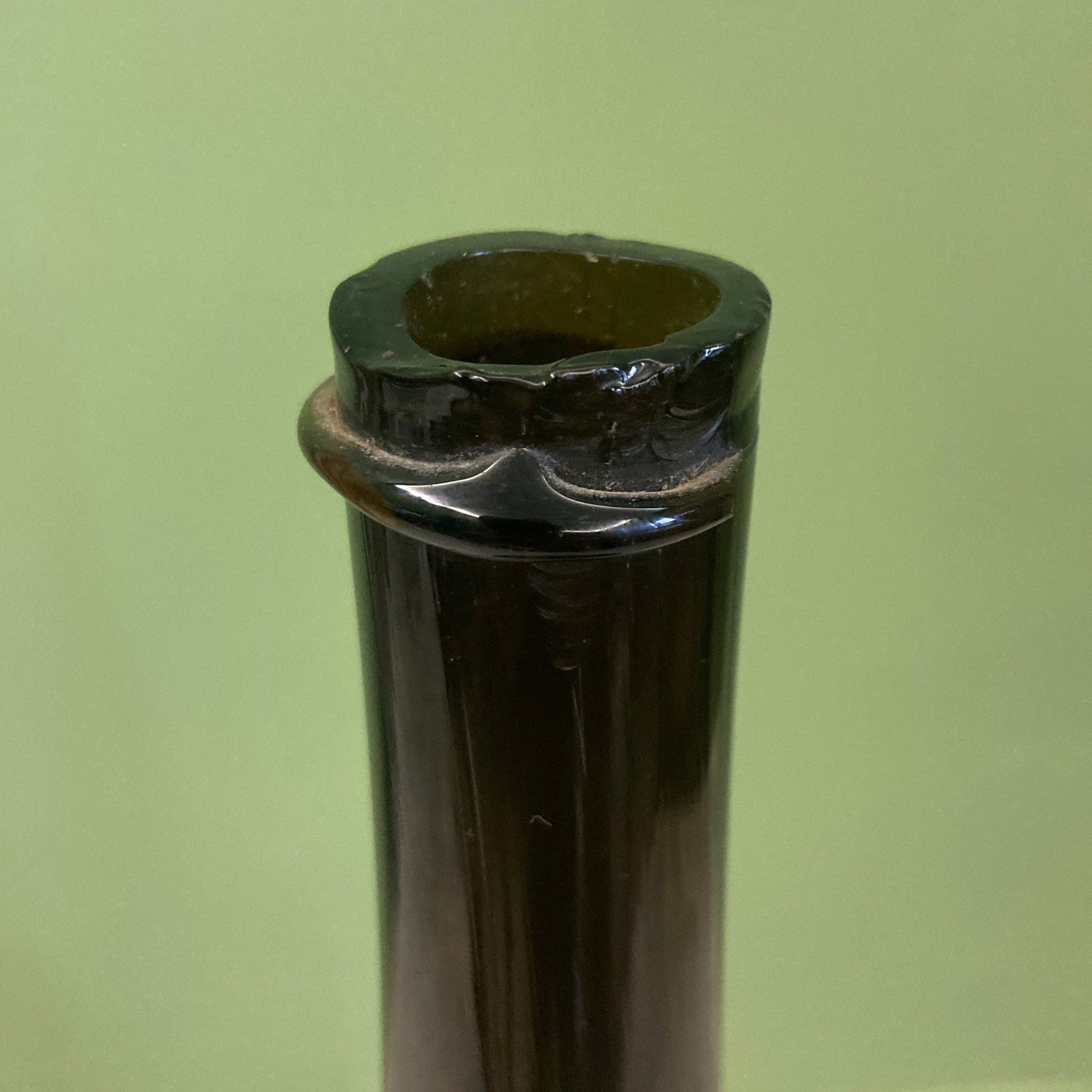 Bouteille ancienne en verre soufflé du 18ème siècle.