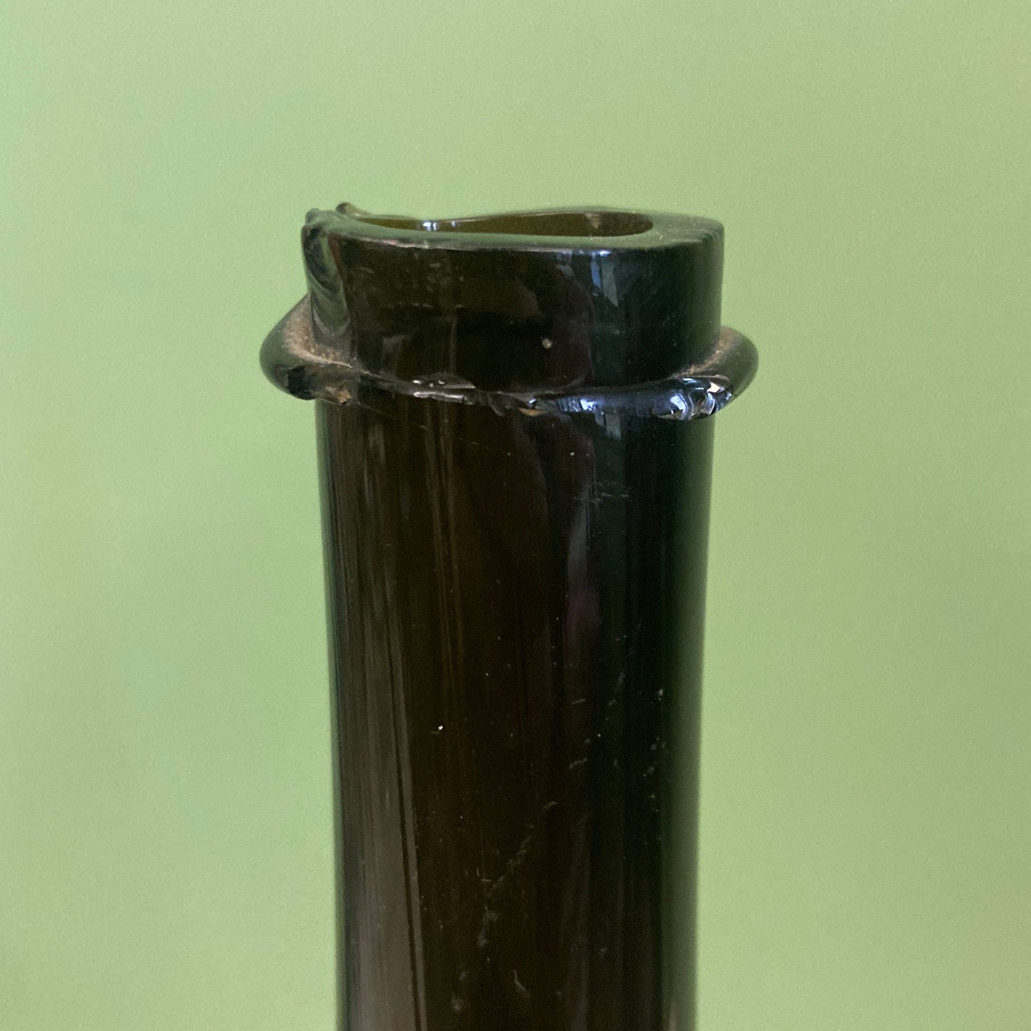 Bouteille ancienne en verre soufflé du 18ème siècle.