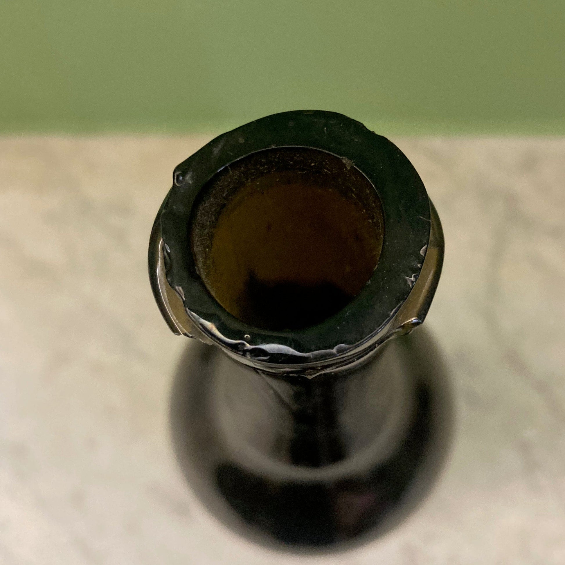 Bouteille ancienne en verre soufflé du 18ème siècle.