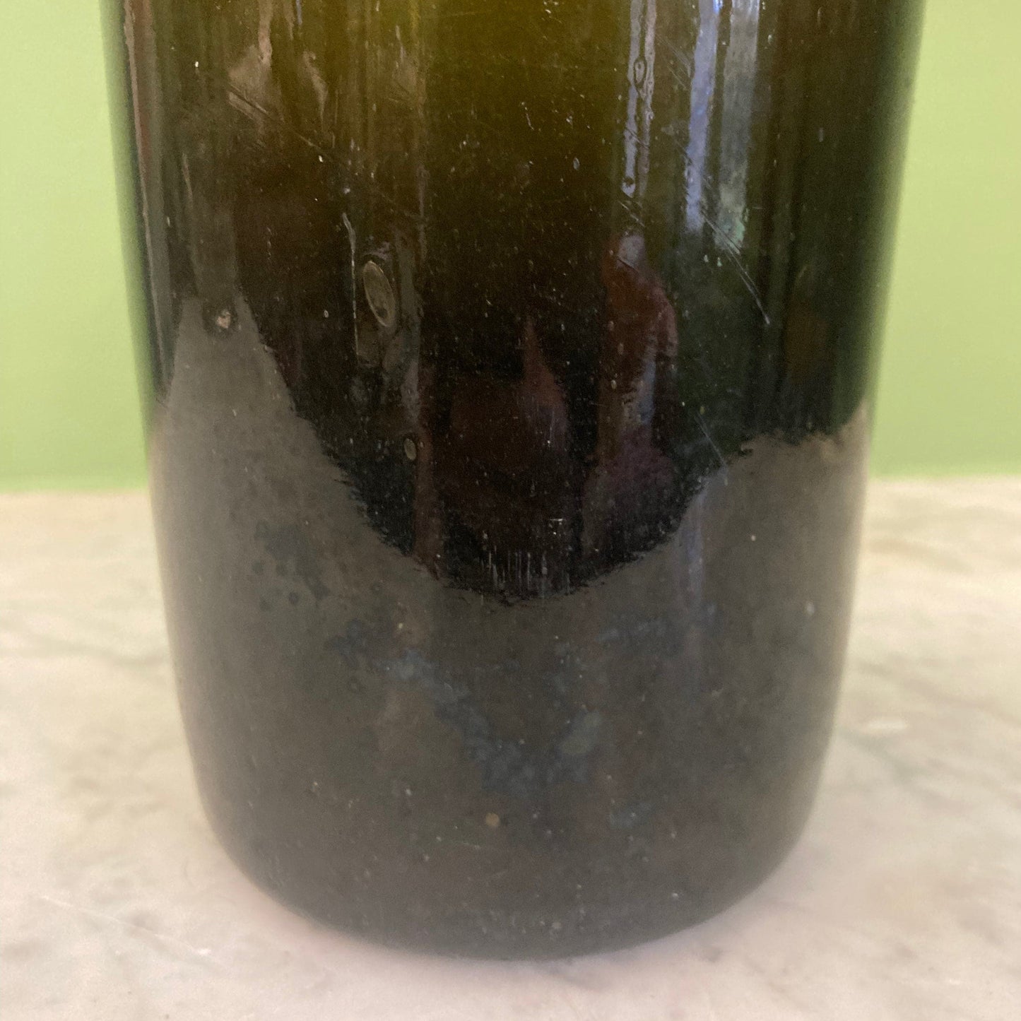 Bouteille ancienne en verre soufflé du 18ème siècle.