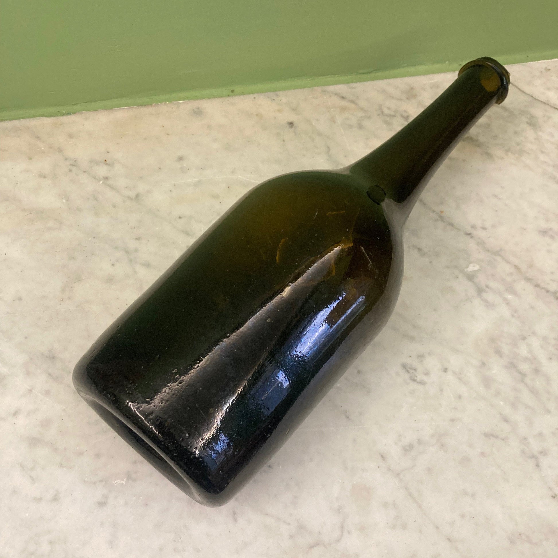 Bouteille ancienne en verre soufflé du 18ème siècle.