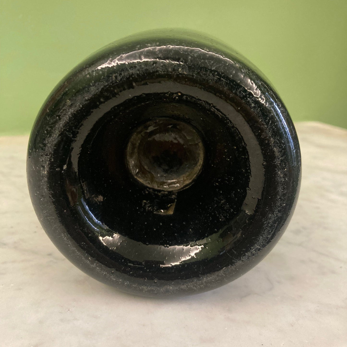 Bouteille ancienne en verre soufflé du 18ème siècle.