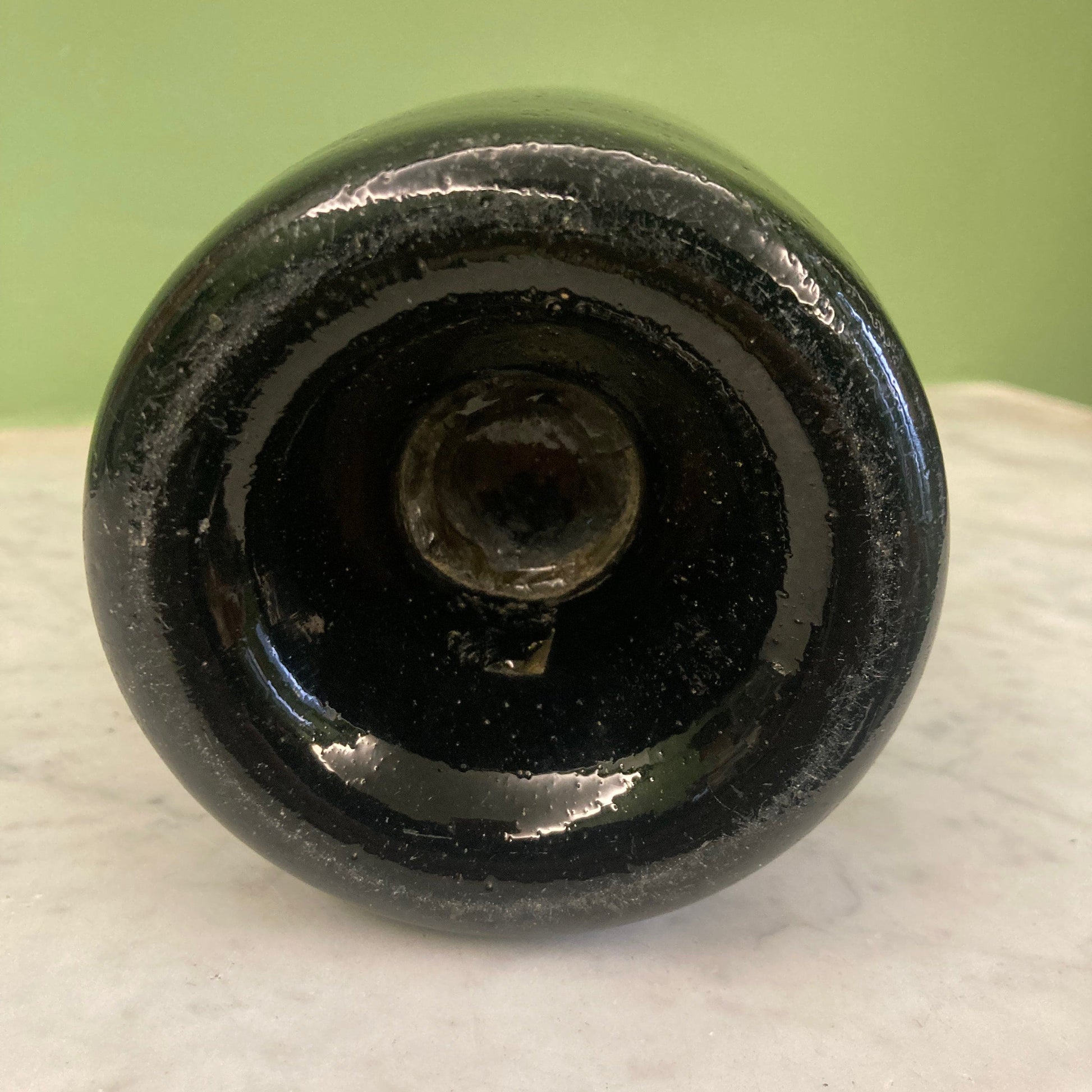 Bouteille ancienne en verre soufflé du 18ème siècle.