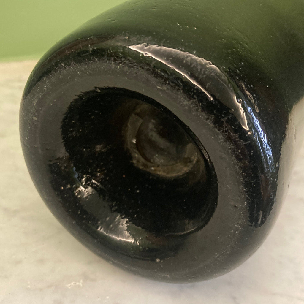 Bouteille ancienne en verre soufflé du 18ème siècle.