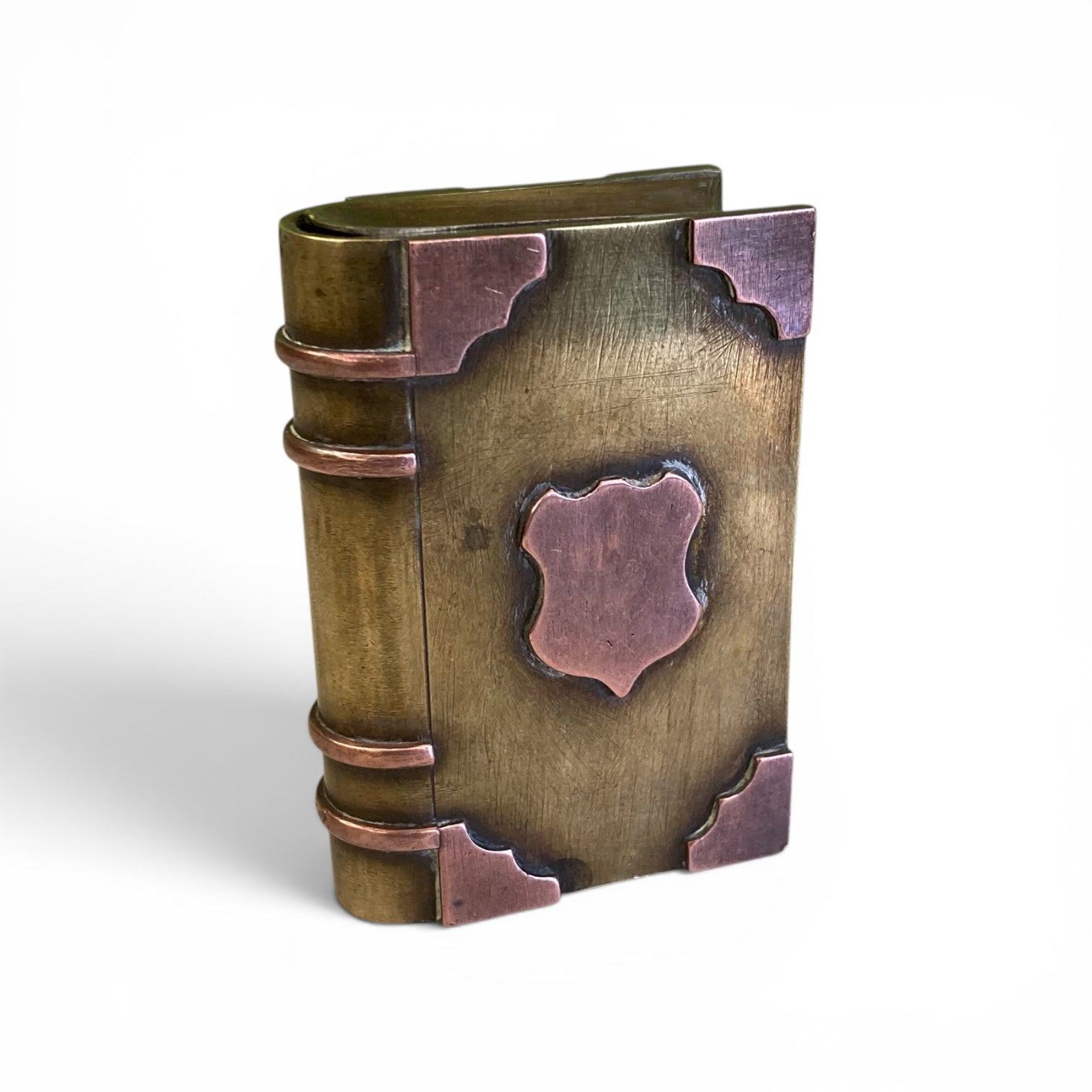 ancien briquet de poilu en forme de livre.