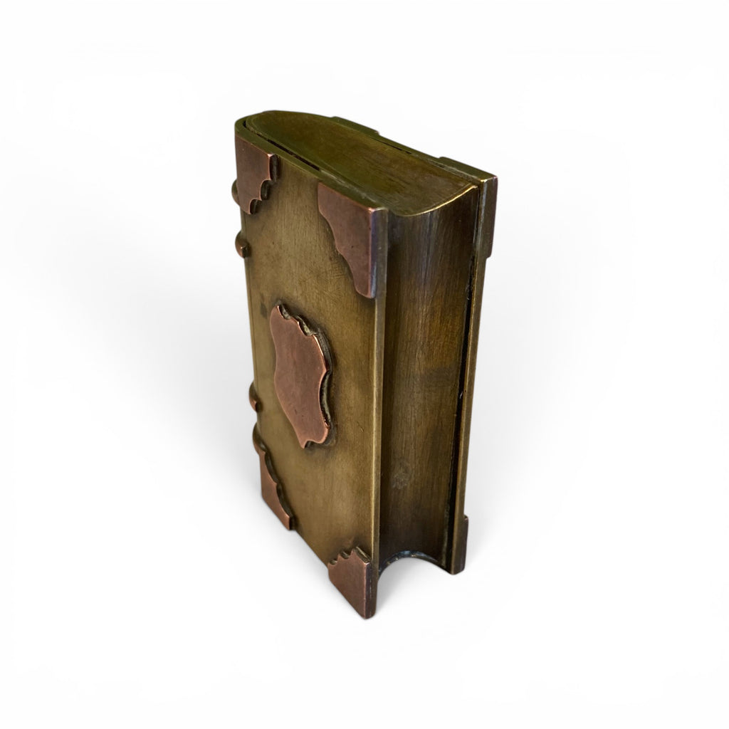 ancien briquet de poilu en forme de livre.