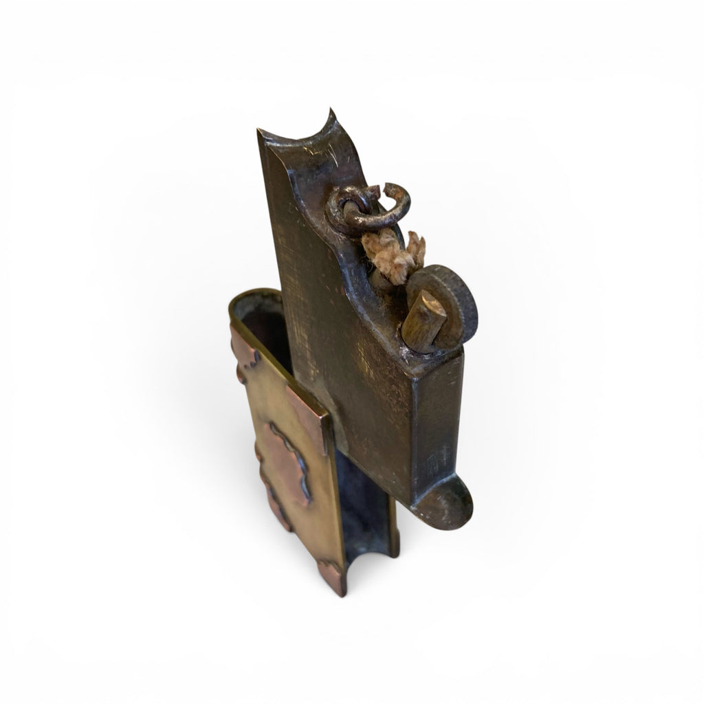ancien briquet de poilu en forme de livre.