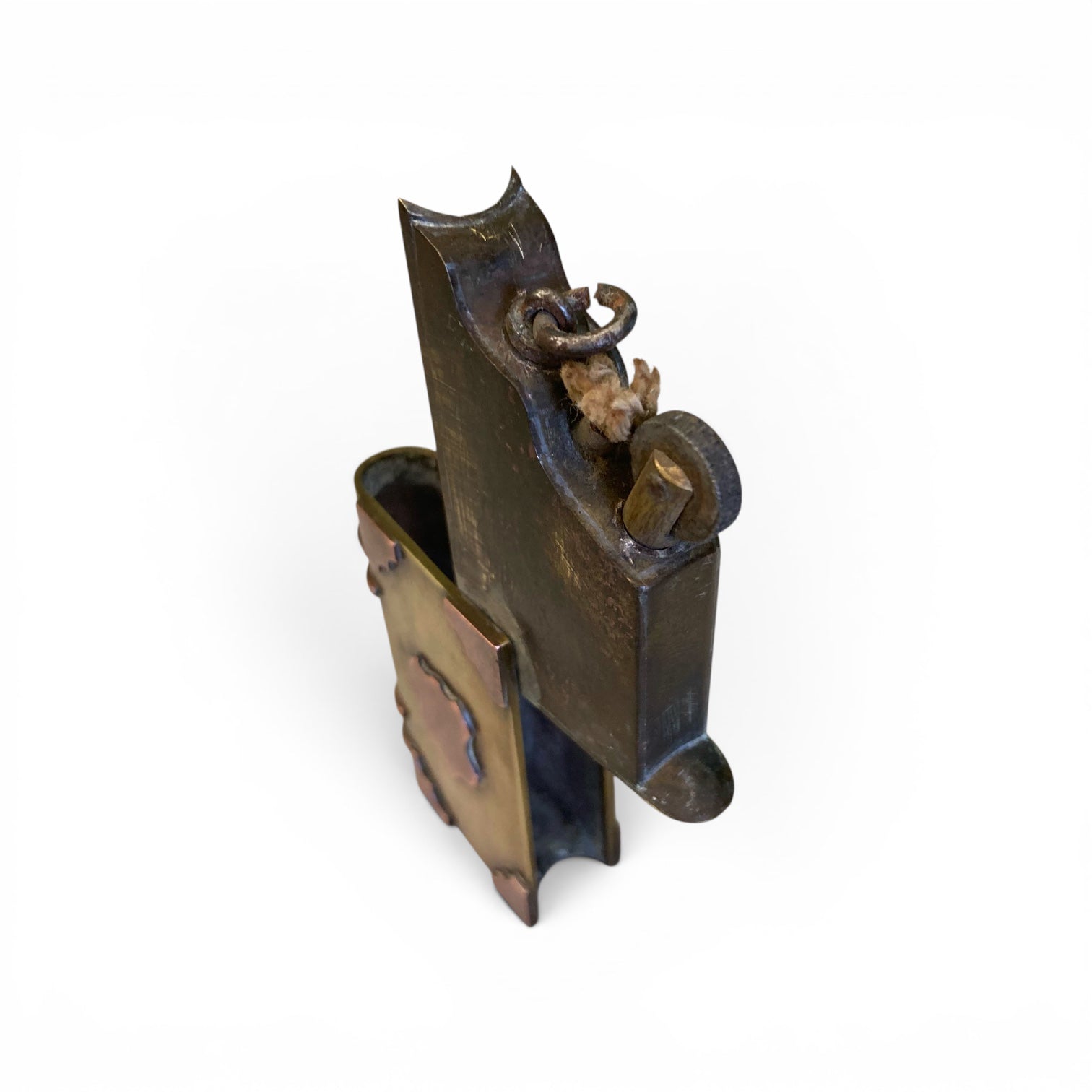 ancien briquet de poilu en forme de livre.