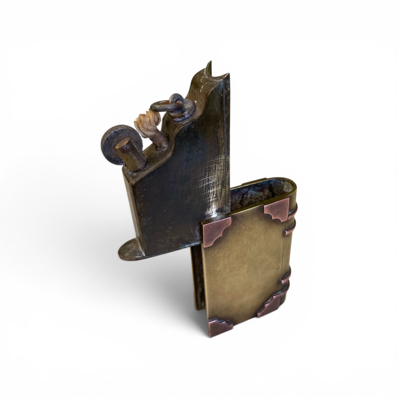 ancien briquet de poilu en forme de livre.