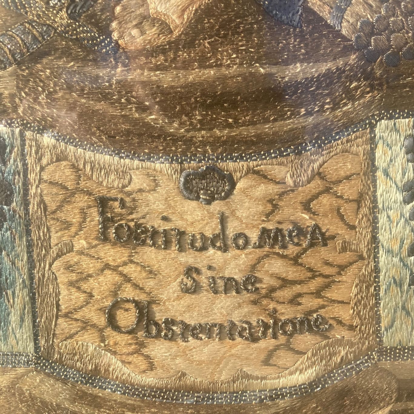 Broderie sur soie ancienne  allégorie de la Force