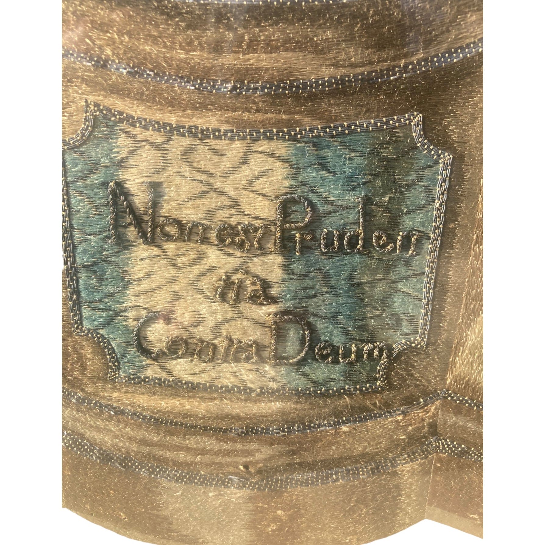 Broderie sur soie ancienne  allégorie de la prudence