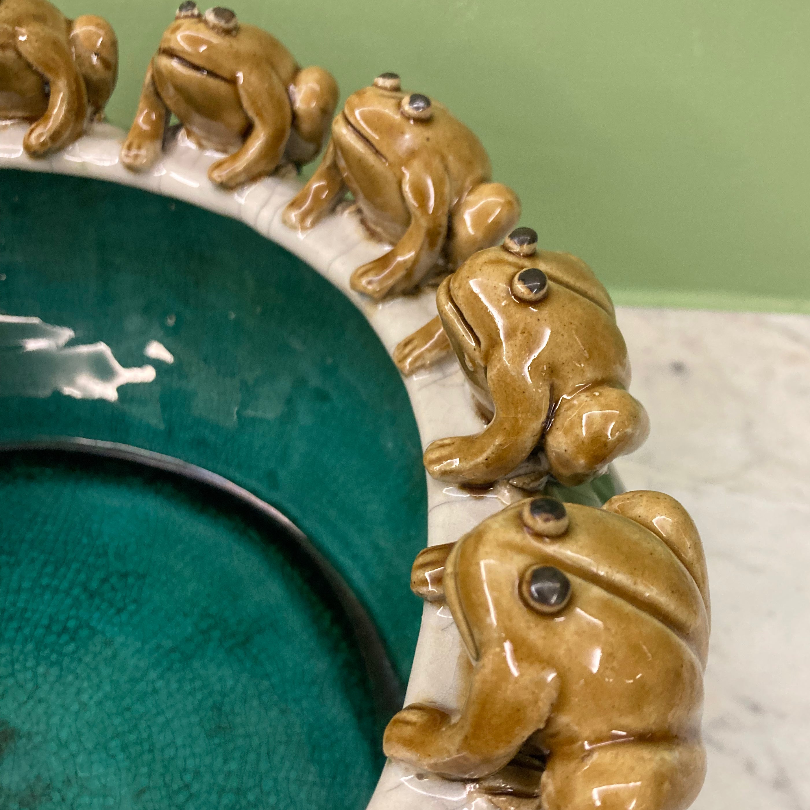 Cache pot vintage en céramique craquelée à décor de grenouilles.