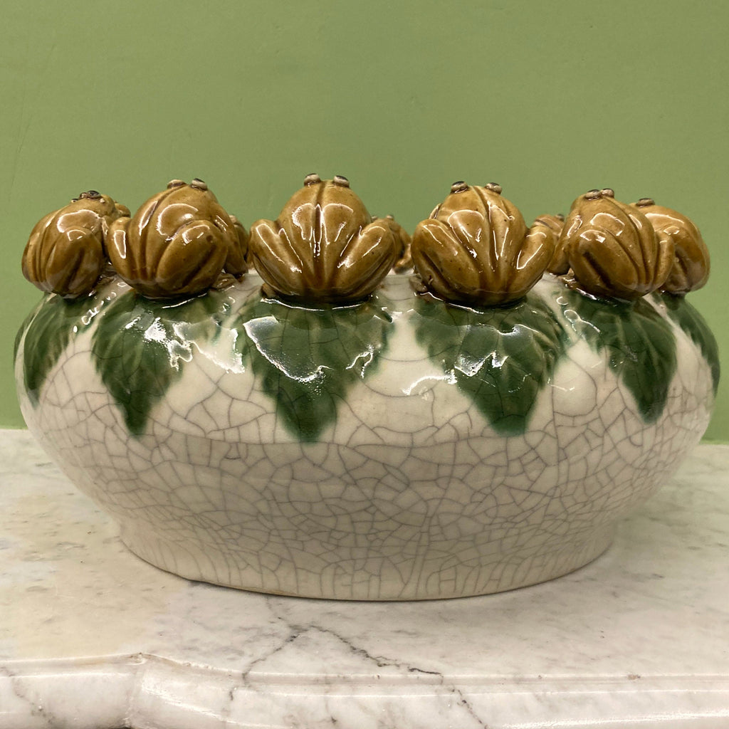 Cache pot vintage en céramique craquelée à décor de grenouilles.