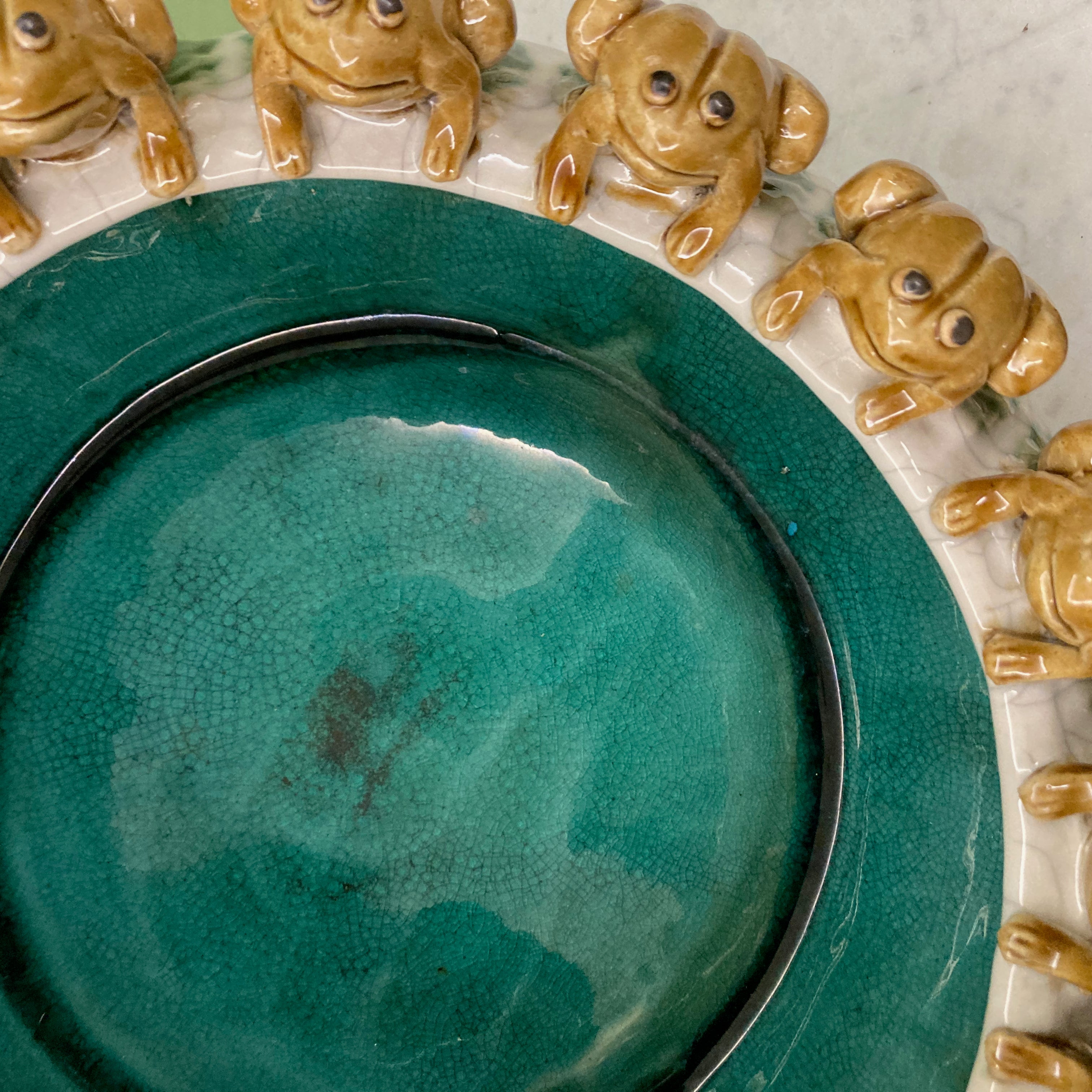 Cache pot vintage en céramique craquelée à décor de grenouilles.