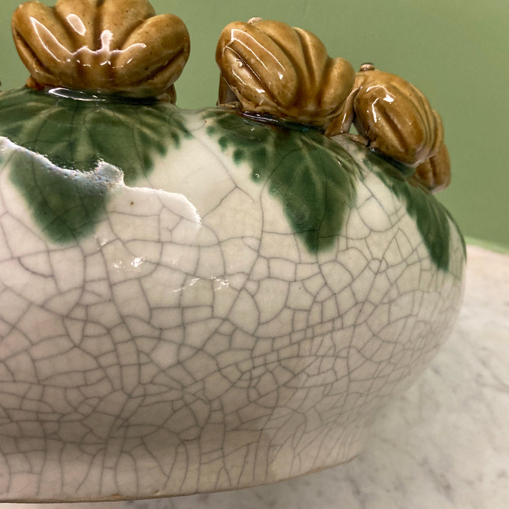 Cache pot vintage en céramique craquelée à décor de grenouilles.