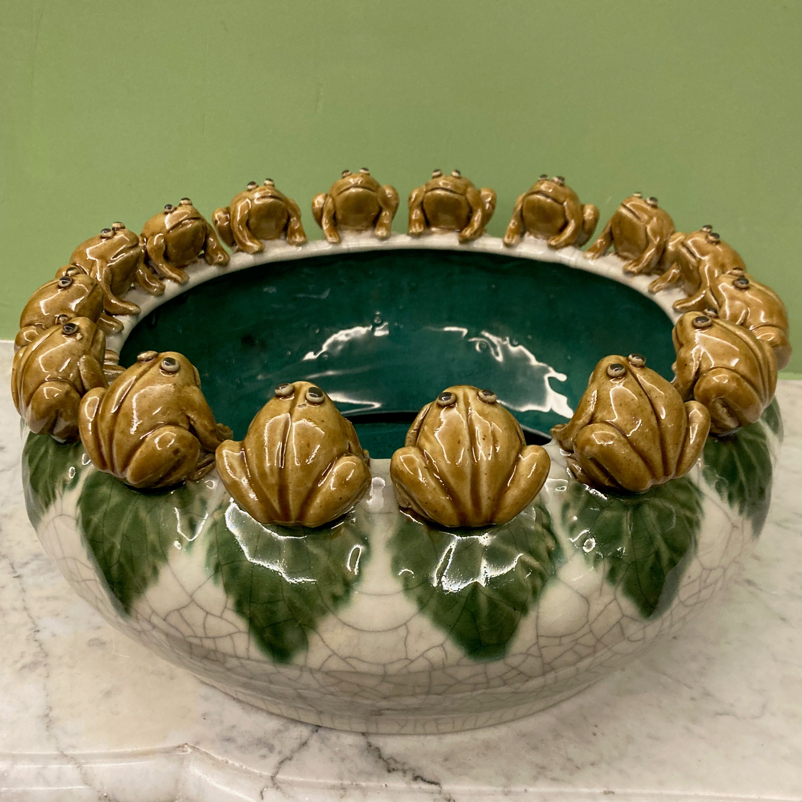 Cache pot vintage en céramique craquelée à décor de grenouilles.