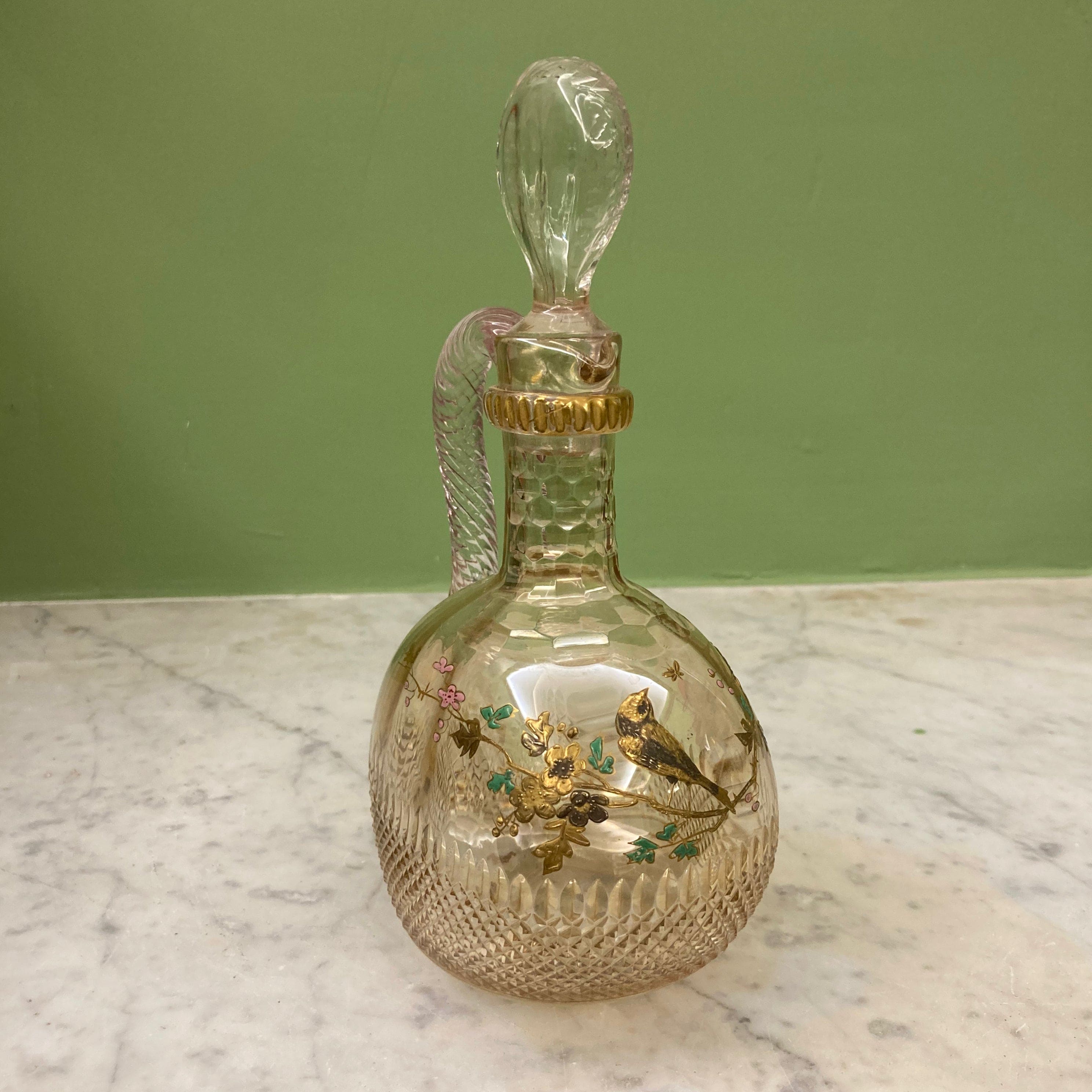 Carafe ancienne en cristal taillé a décor d' un oiseau sur des branchages dorés et émaillés