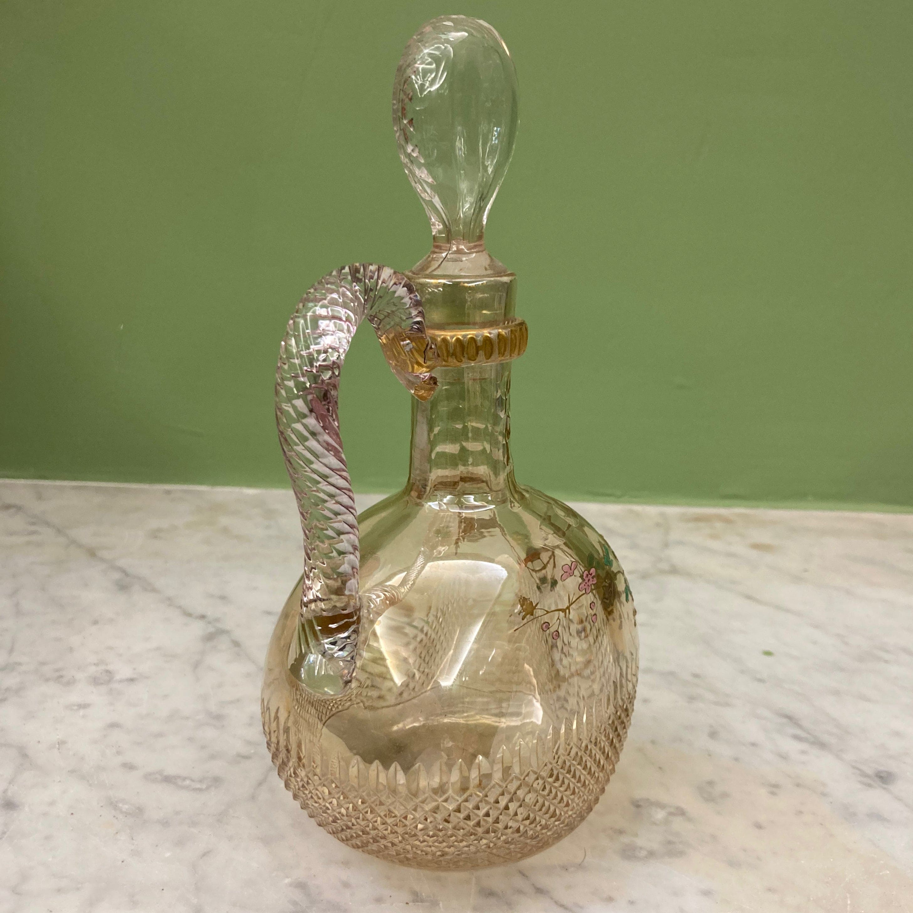 Carafe ancienne en cristal taillé a décor d' un oiseau sur des branchages dorés et émaillés