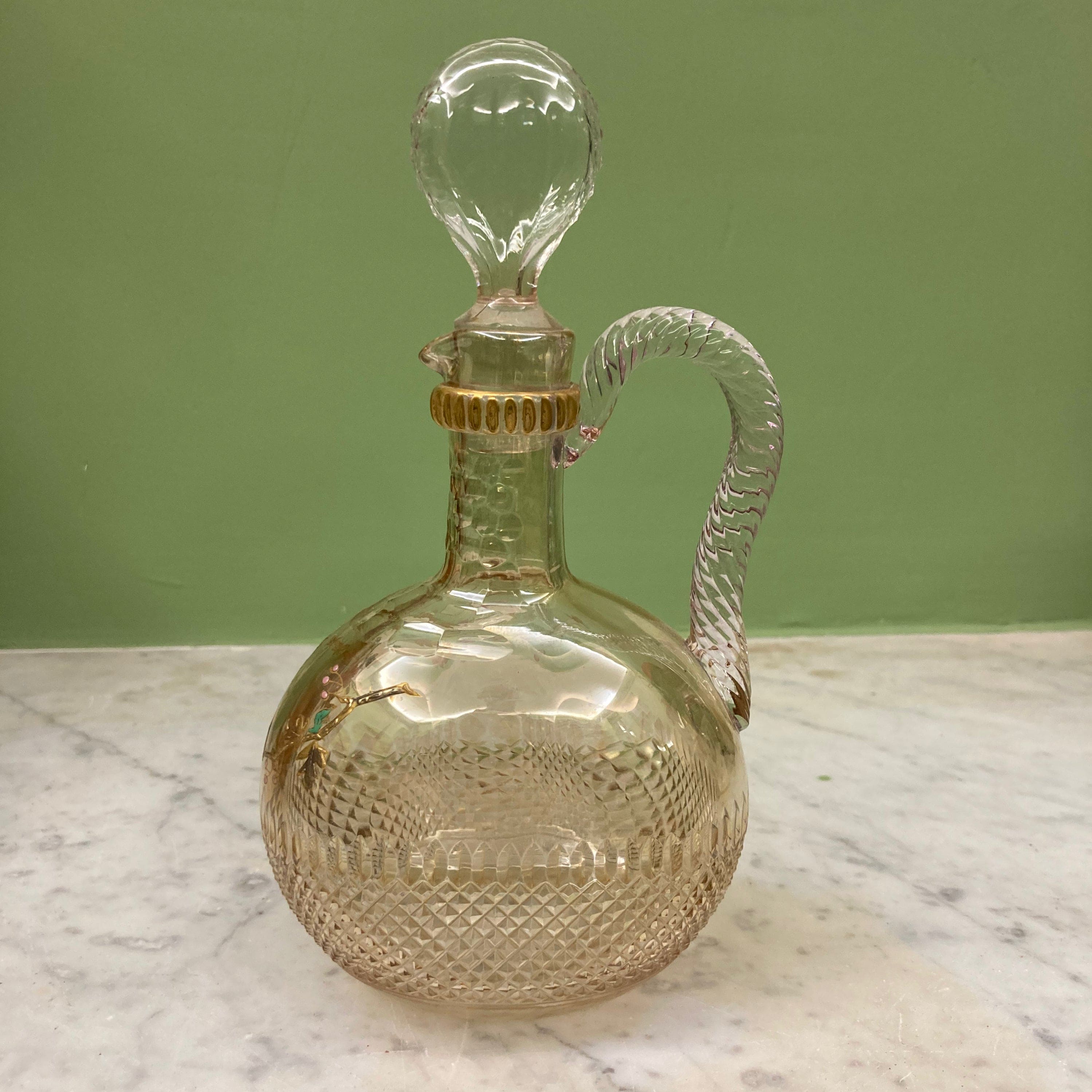 Carafe ancienne en cristal taillé a décor d' un oiseau sur des branchages dorés et émaillés