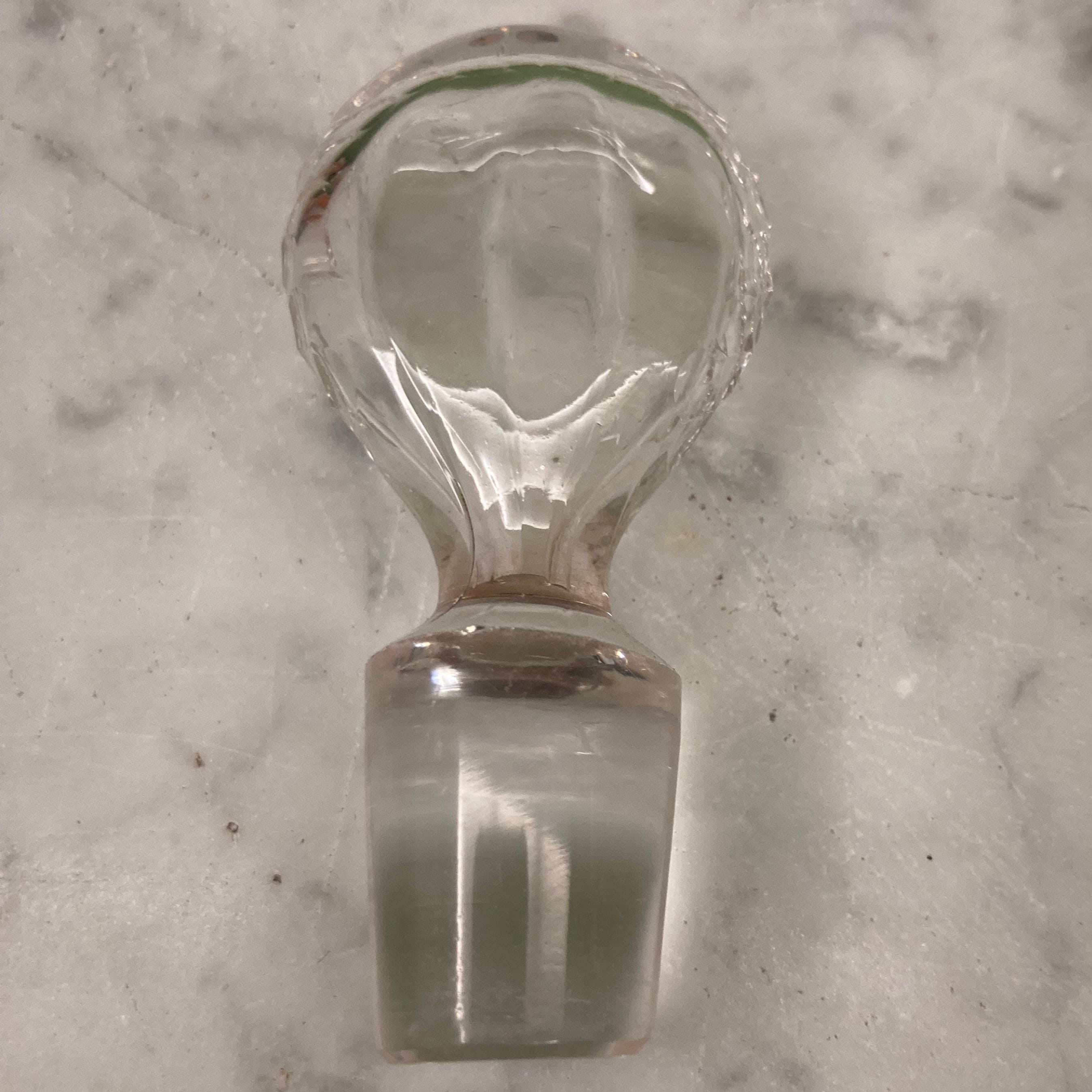 Carafe ancienne en cristal taillé a décor d' un oiseau sur des branchages dorés et émaillés