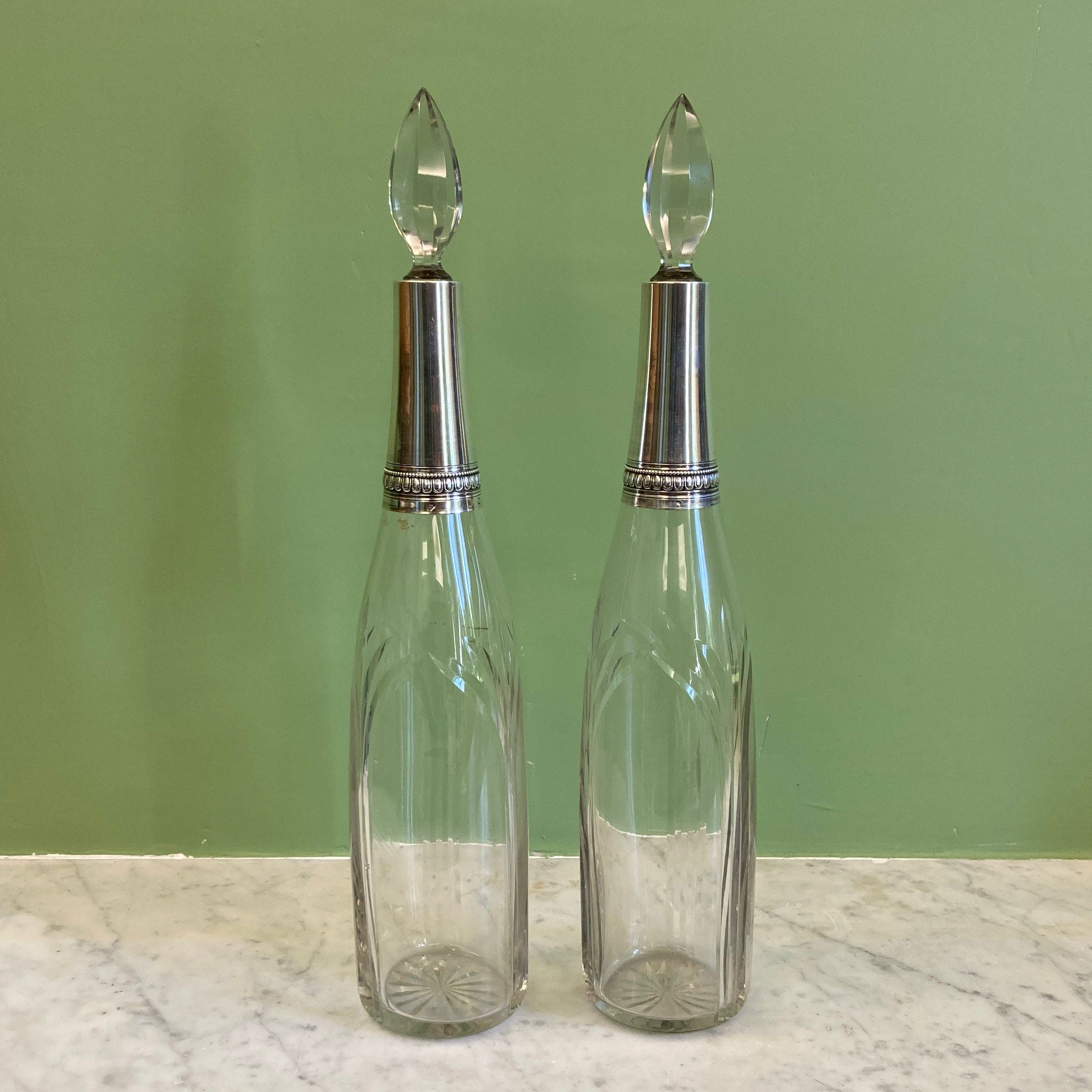 Paire de carafes en cristal taillé et argent massif