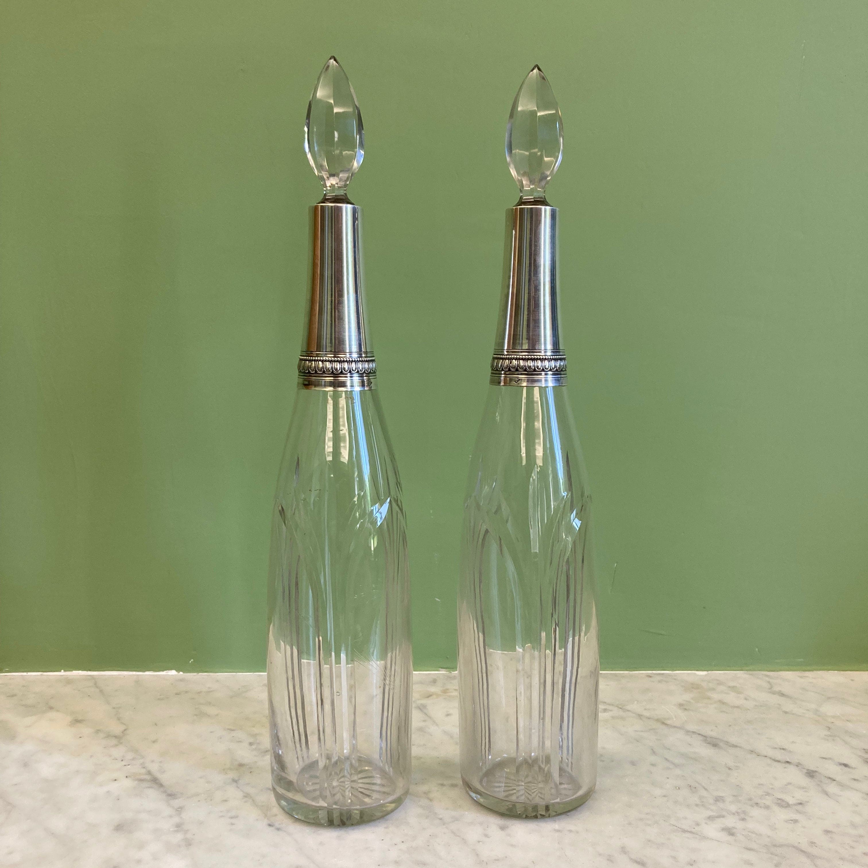 Paire de carafes en cristal taillé et argent massif