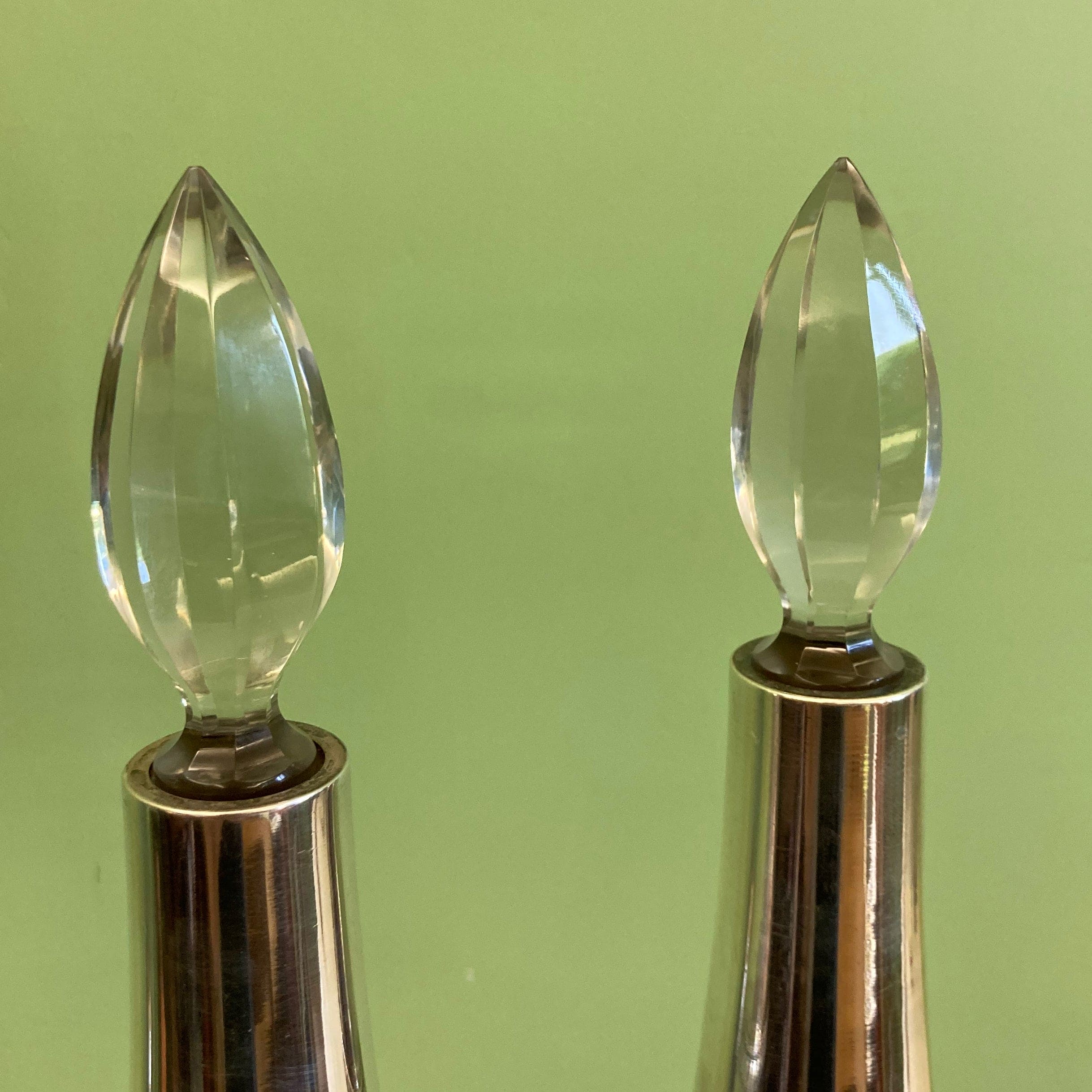 Paire de carafes en cristal taillé et argent massif