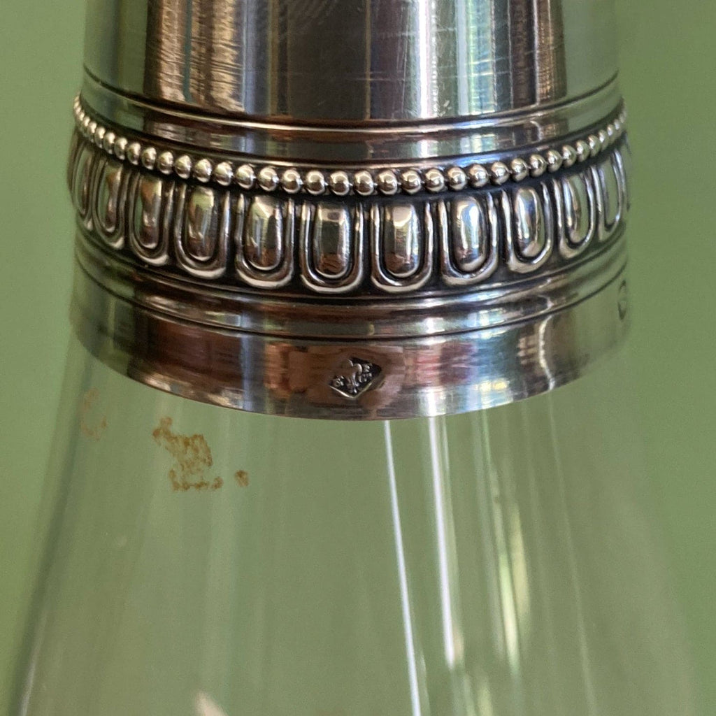Paire de carafes en cristal taillé et argent massif
