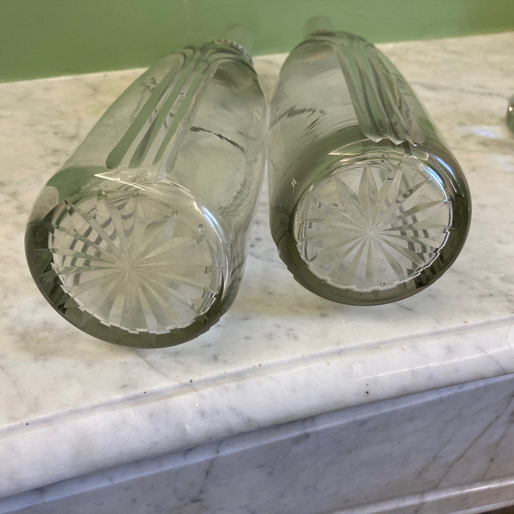Paire de carafes en cristal taillé et argent massif
