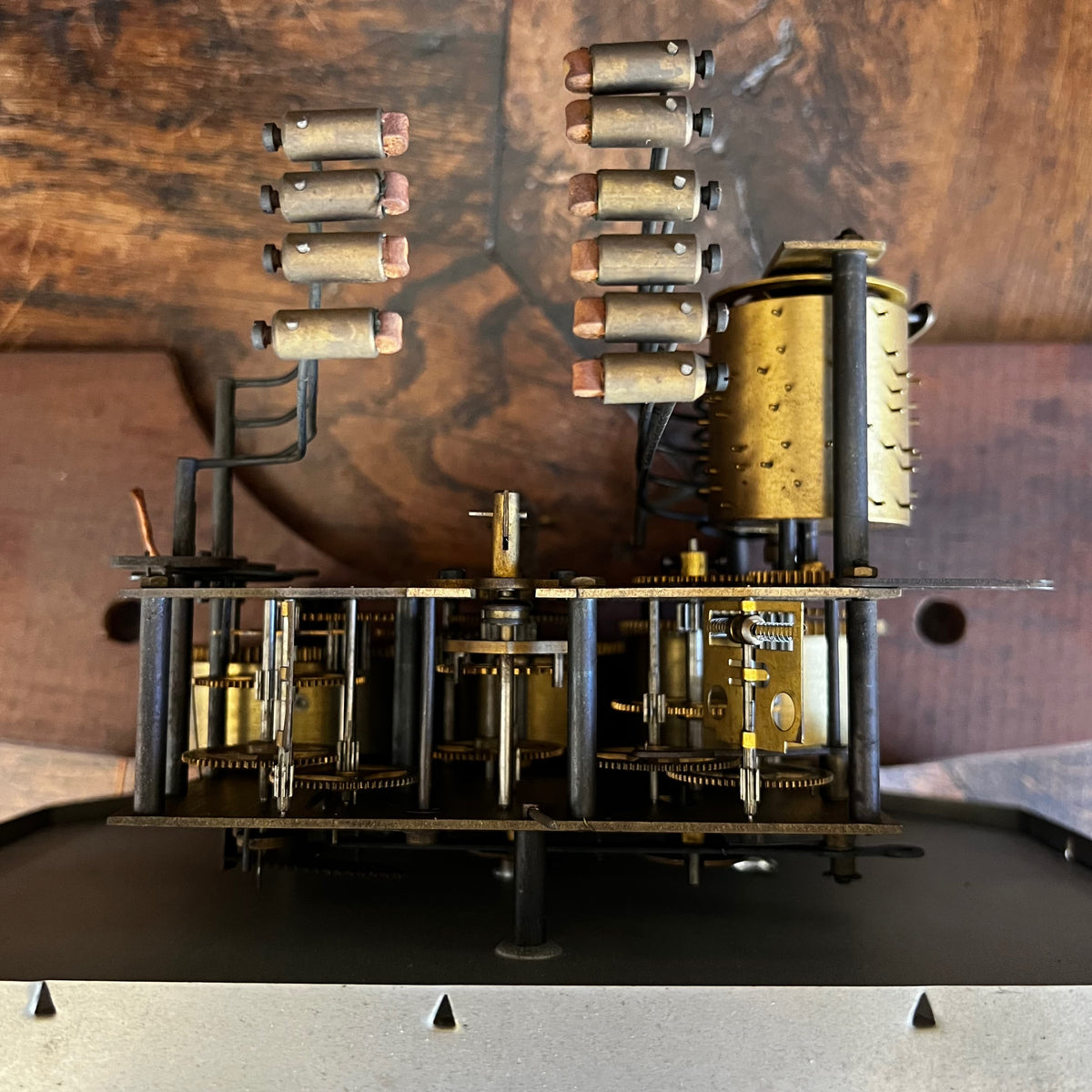 Ancien carillon Odo, 10 tiges et 10 marteaux.