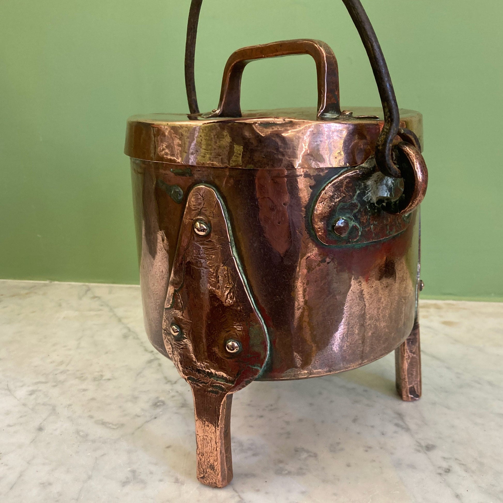 chaudron couvert ancien en cuivre avec un piétement tripode et une anse pour la cheminée