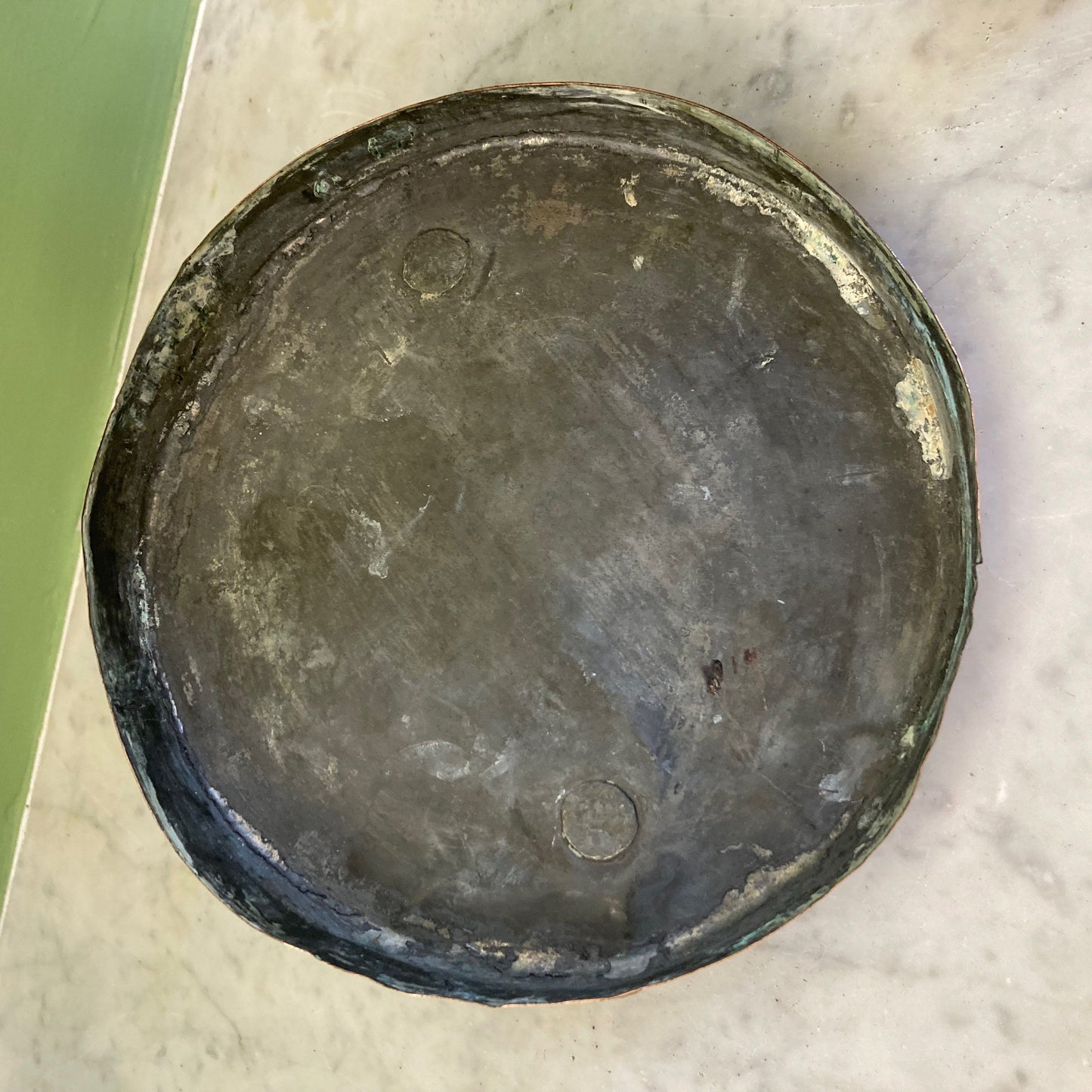 chaudron couvert ancien en cuivre avec un piétement tripode et une anse pour la cheminée