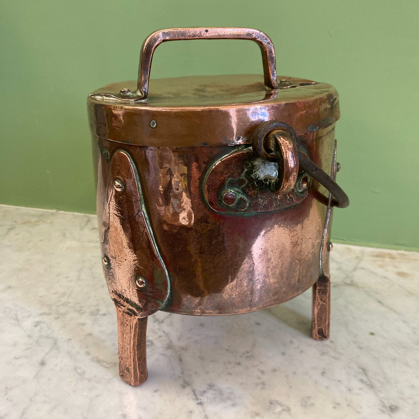 chaudron couvert ancien en cuivre avec un piétement tripode et une anse pour la cheminée