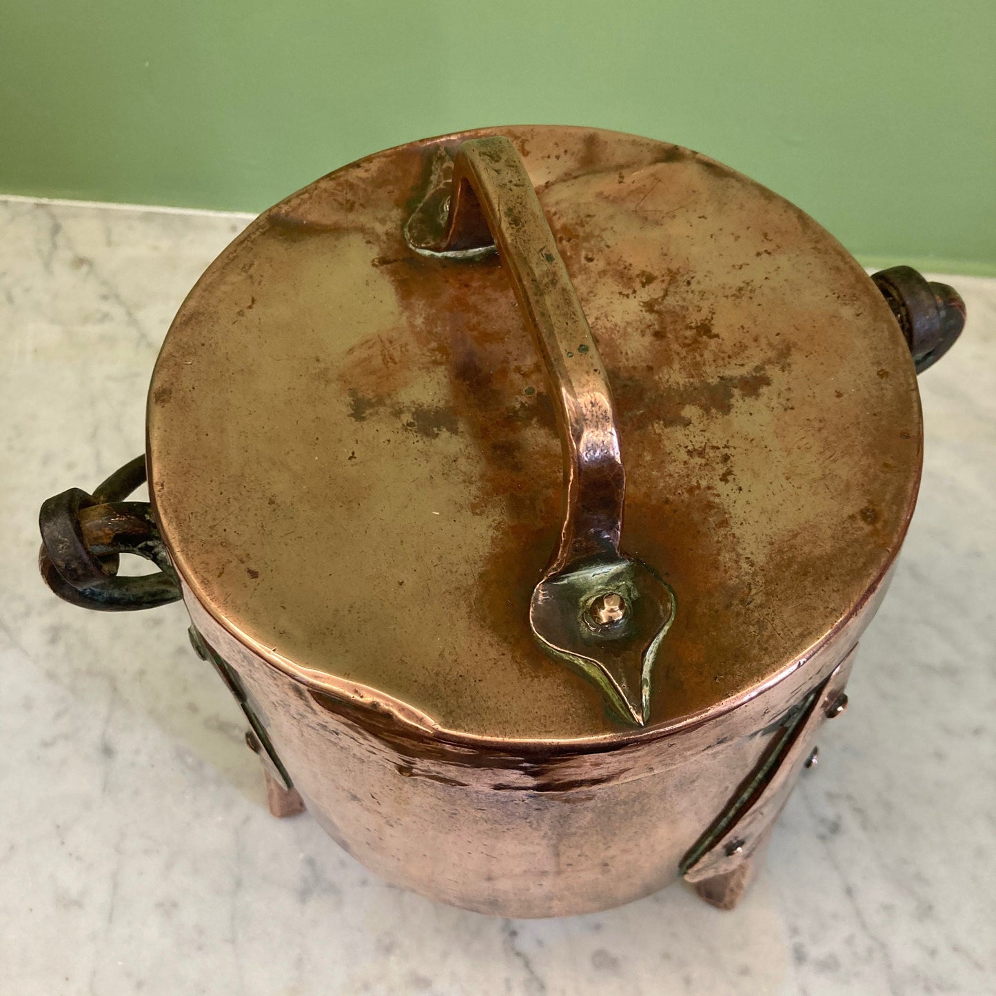 chaudron couvert ancien en cuivre avec un piétement tripode et une anse pour la cheminée