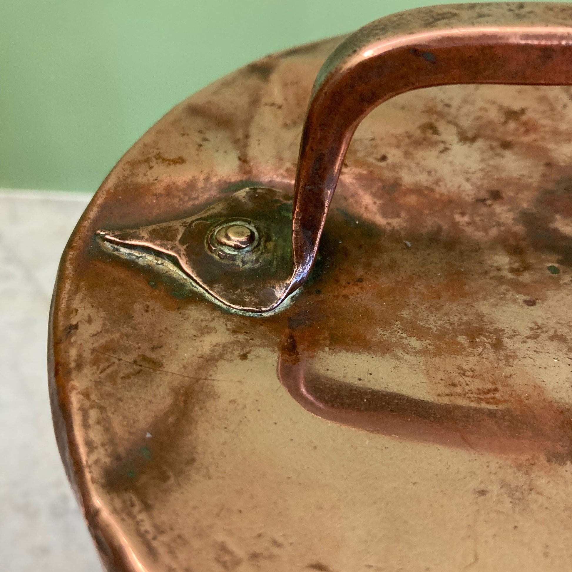 chaudron couvert ancien en cuivre avec un piétement tripode et une anse pour la cheminée