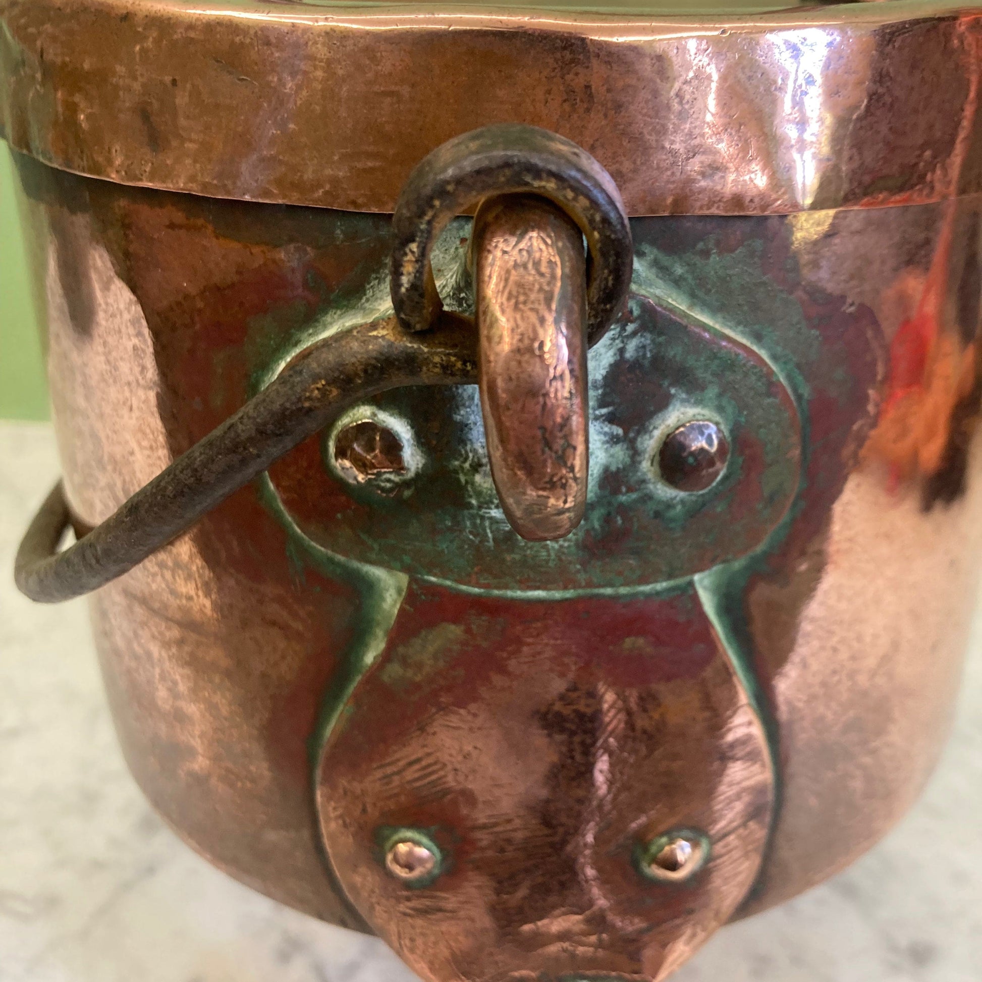 chaudron couvert ancien en cuivre avec un piétement tripode et une anse pour la cheminée