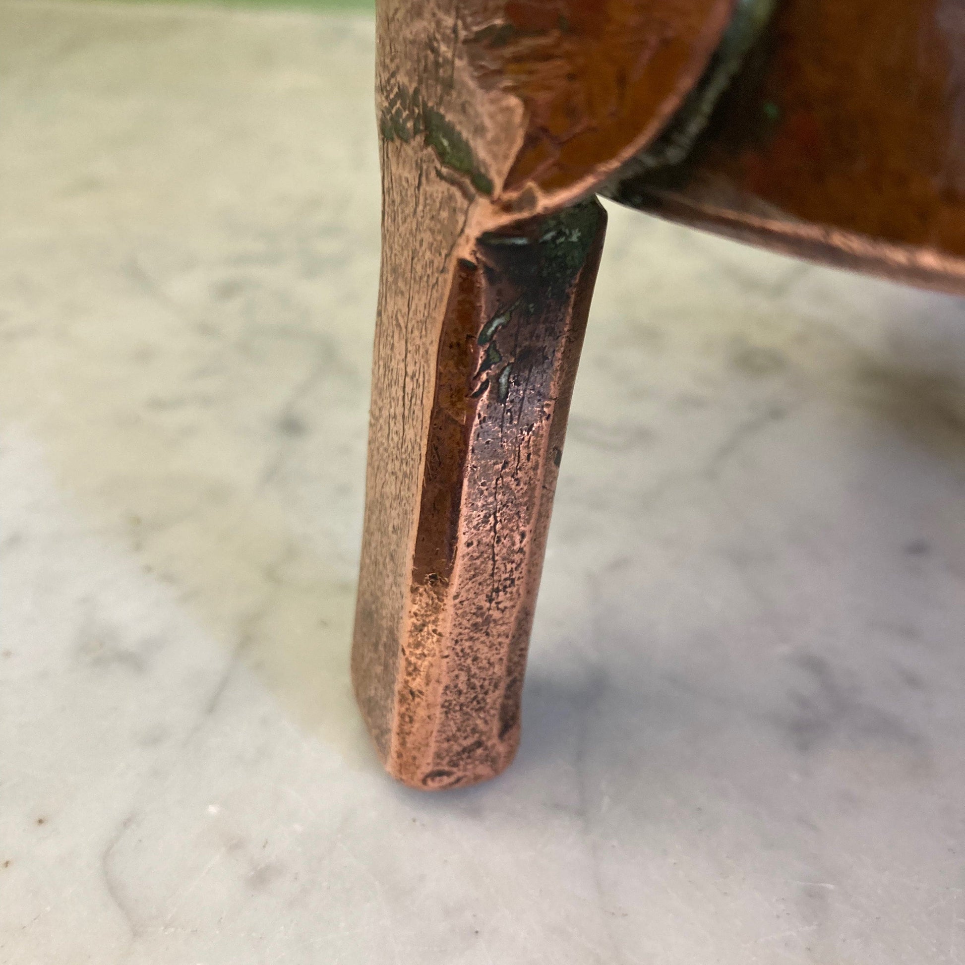 chaudron couvert ancien en cuivre avec un piétement tripode et une anse pour la cheminée