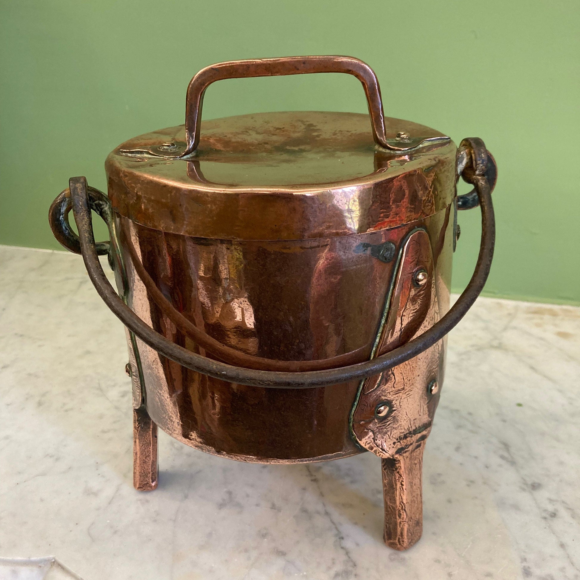 chaudron couvert ancien en cuivre avec un piétement tripode et une anse pour la cheminée