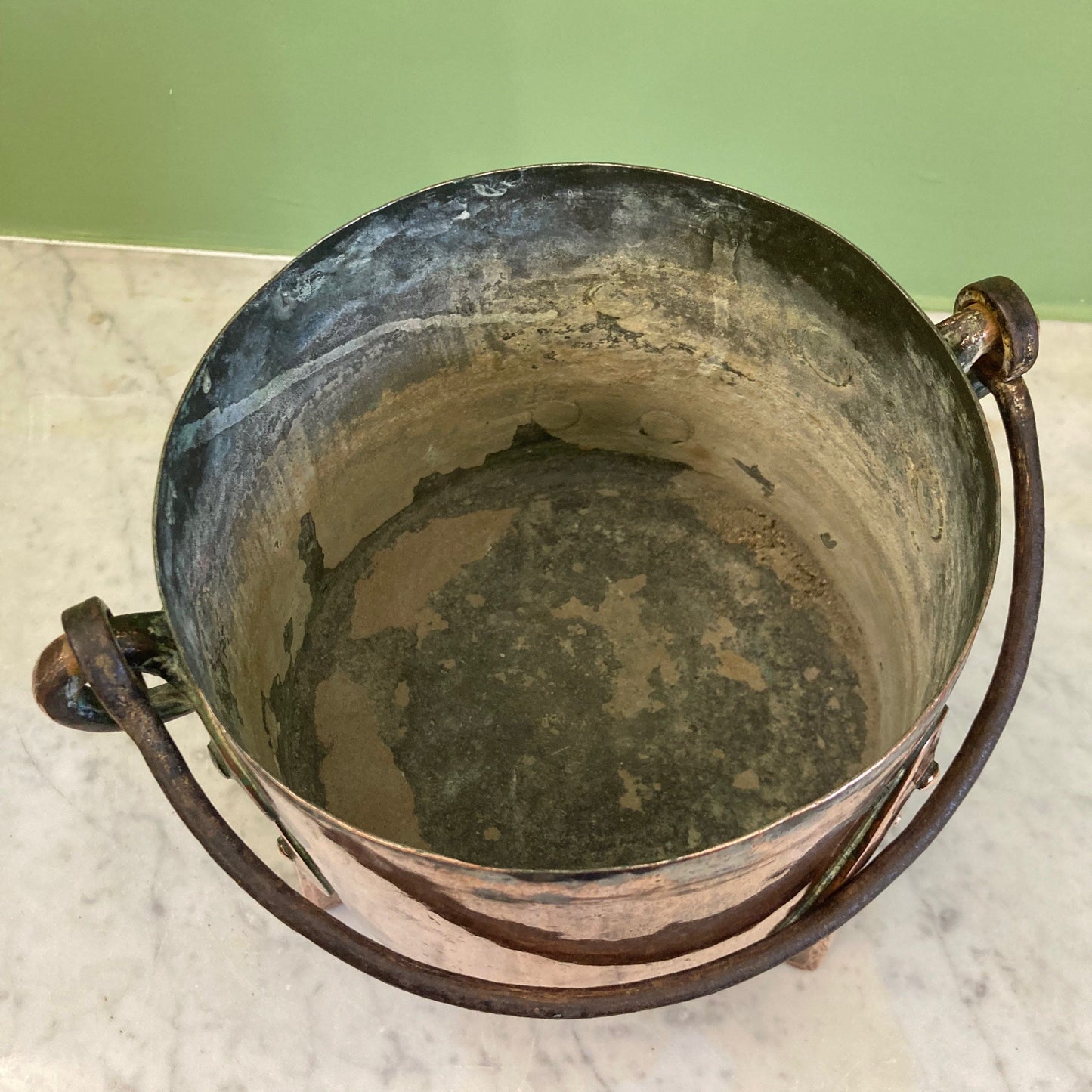 chaudron couvert ancien en cuivre avec un piétement tripode et une anse pour la cheminée