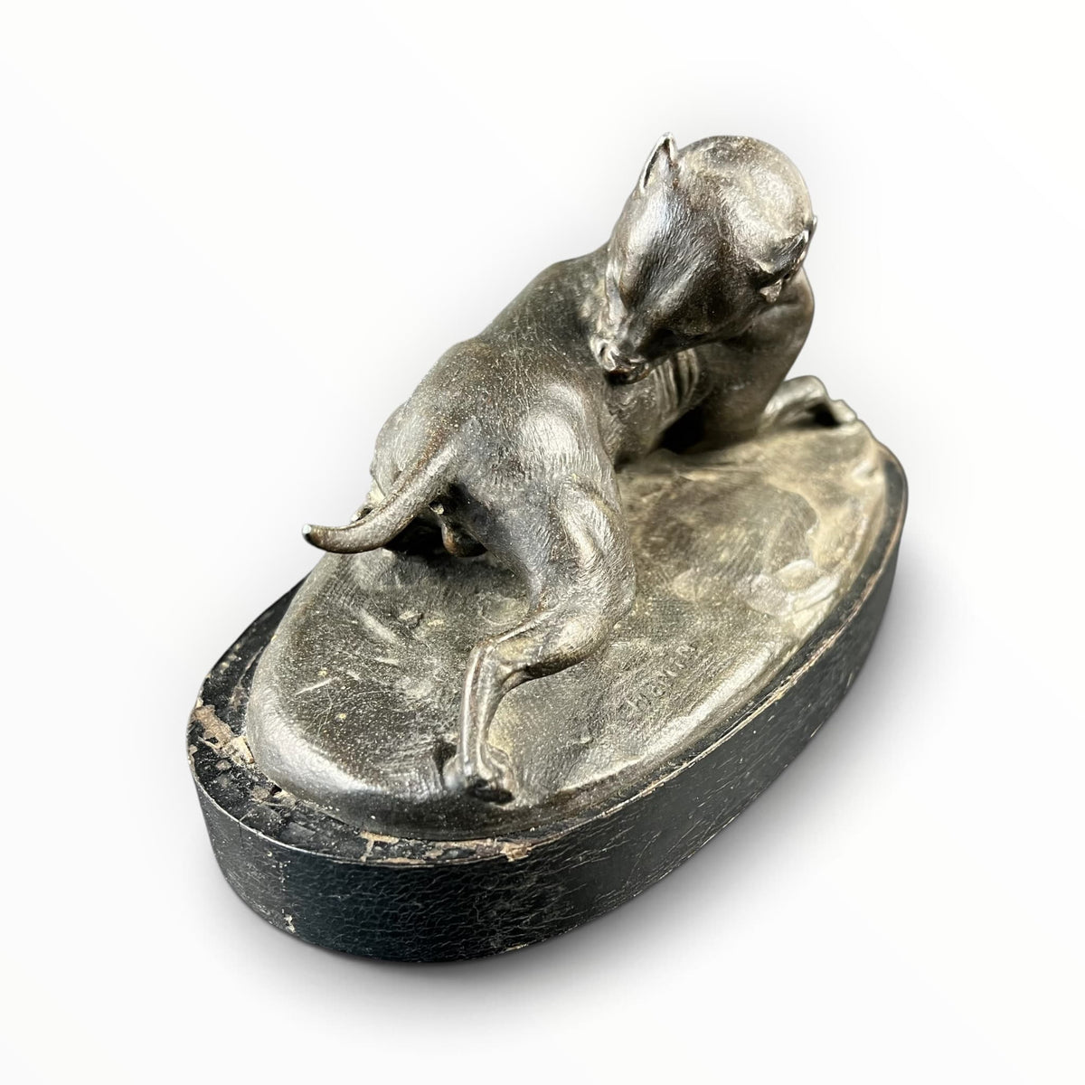 Vue de profil de la sculpture