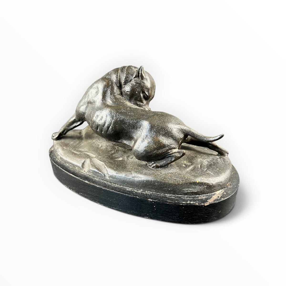 Vue de profil de la sculpture