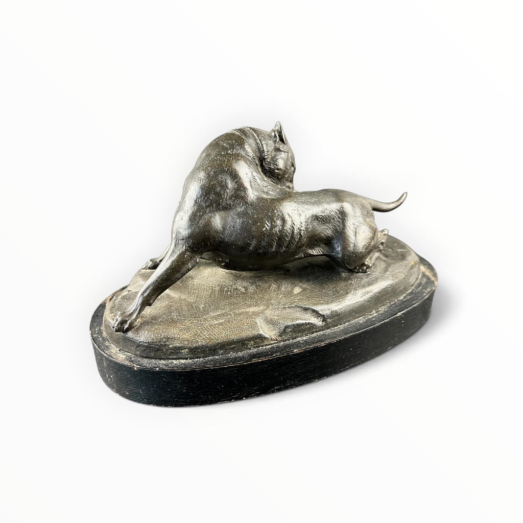 Vue de profil de la sculpture