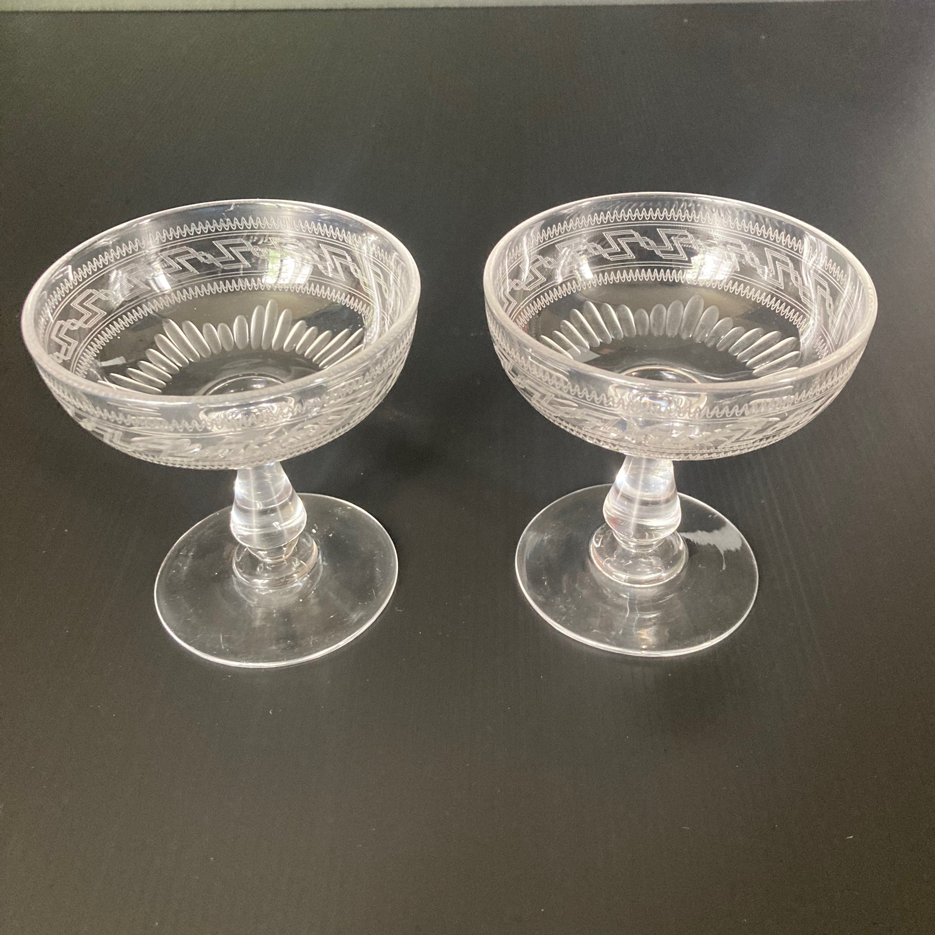 Baccarat coppia di coppette in cristallo con decoro combinato greco inclinato e taglio 'jeux d'orgues'