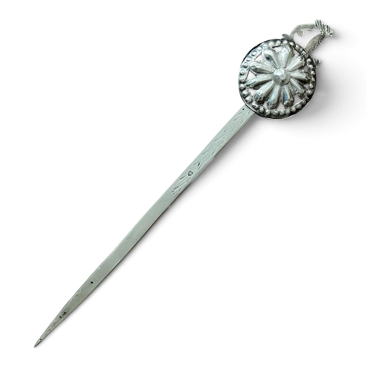 Coupe-papier ancien en argent massif du XIXe siècle en forme d'épée avec pommeau circulaire ciselé en rosace, États Pontificaux Rome.
