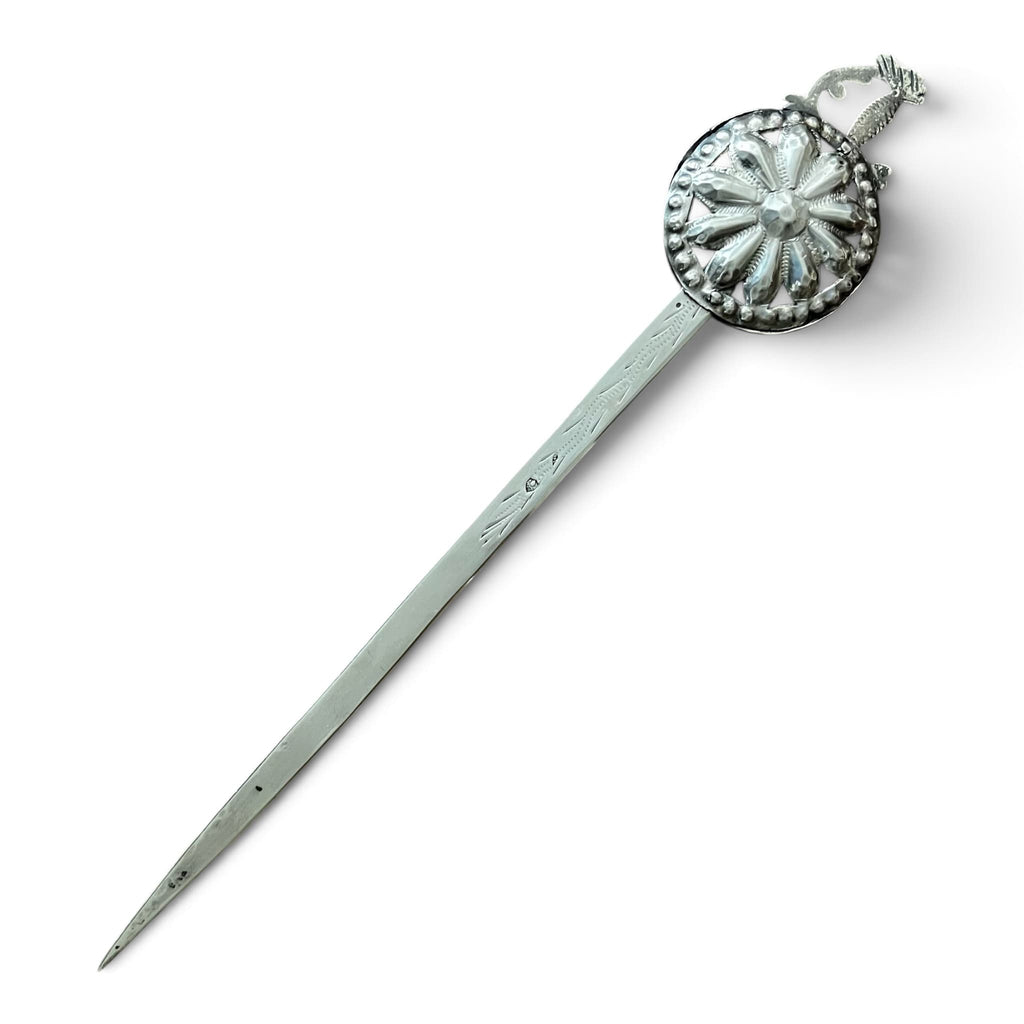 Coupe-papier ancien en argent massif du XIXe siècle en forme d'épée avec pommeau circulaire ciselé en rosace, États Pontificaux Rome.
