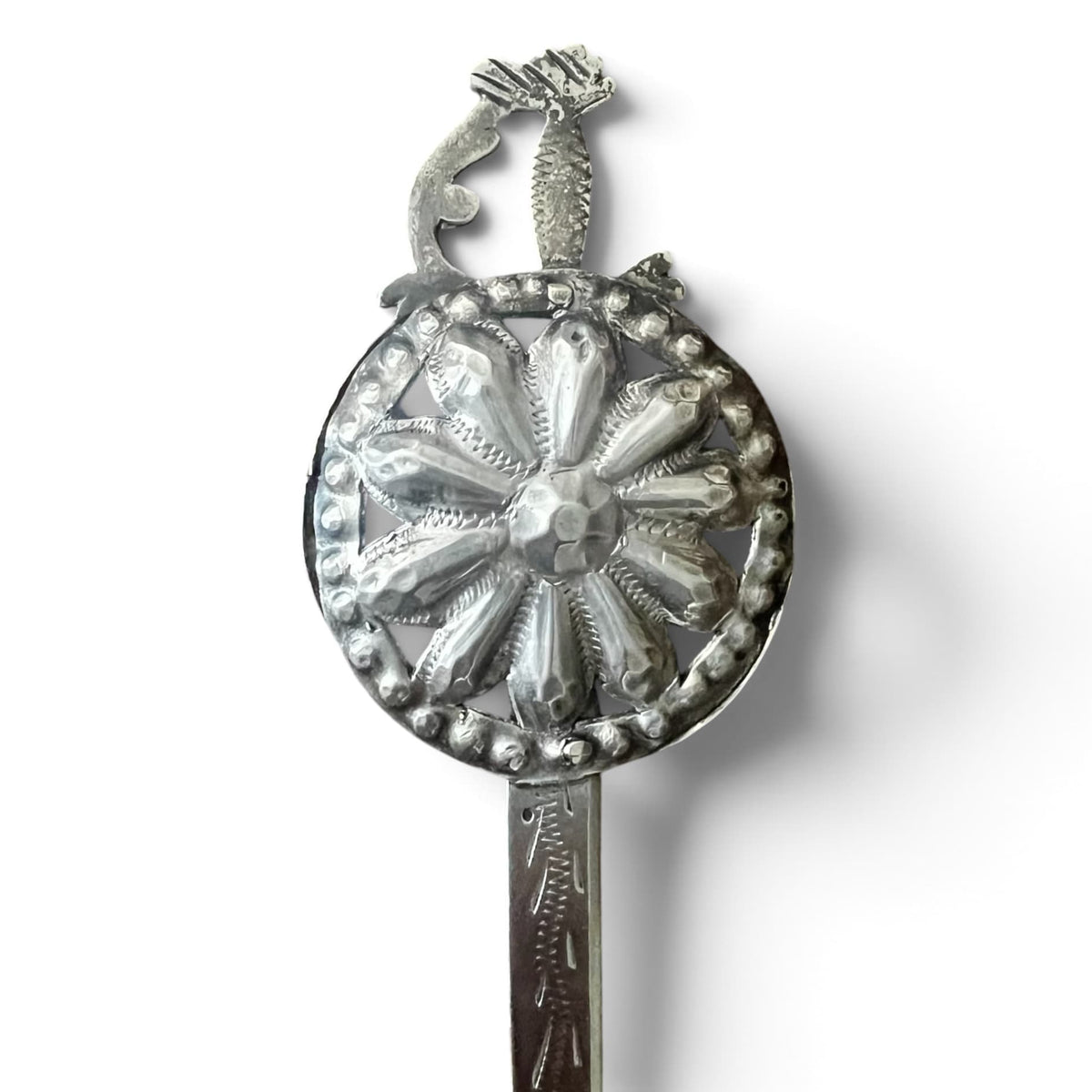 Coupe-papier ancien en argent massif du XIXe siècle en forme d'épée avec pommeau circulaire ciselé en rosace, États Pontificaux Rome.
